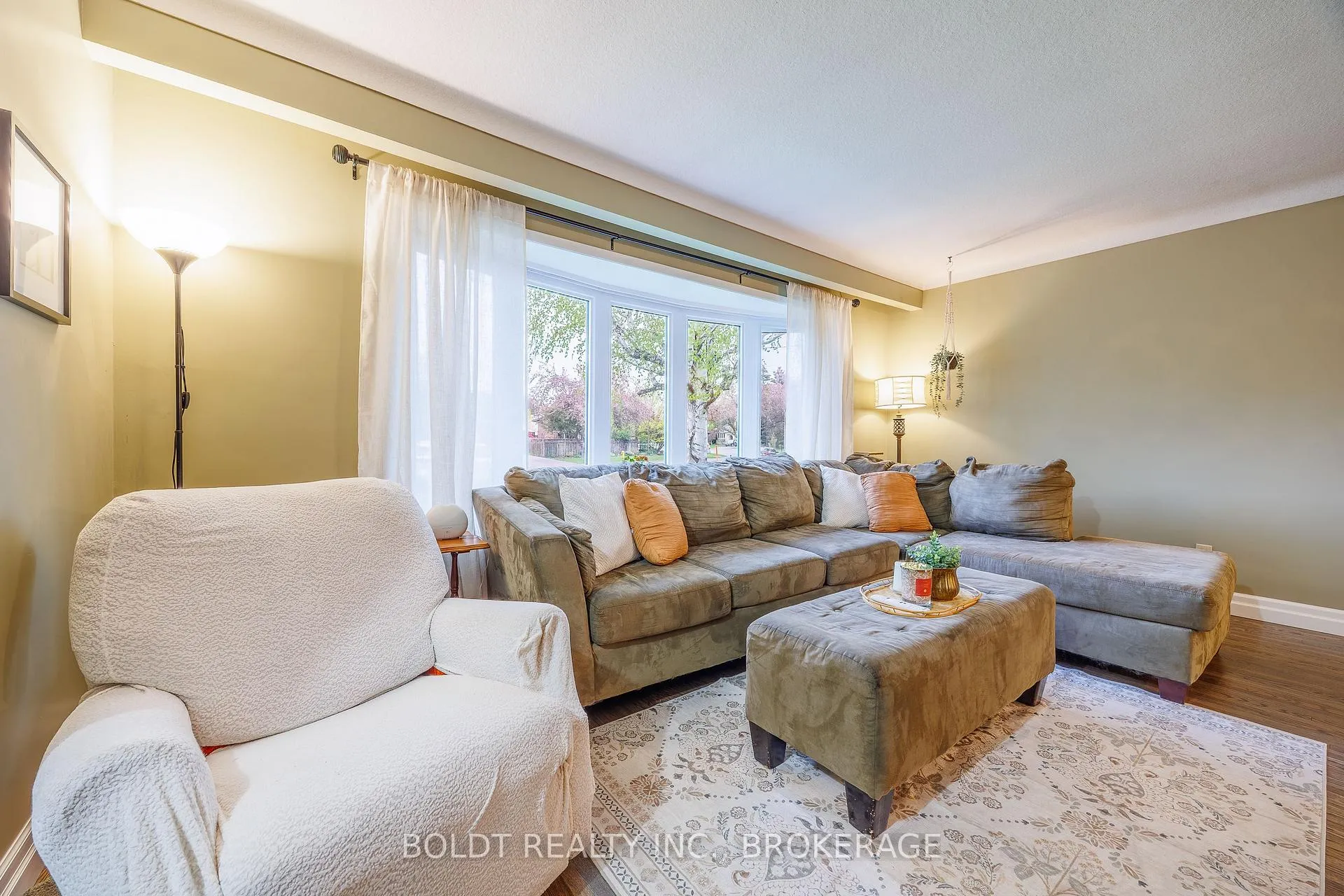 Photo 4 of 48 Nello Street, St. Catharines, Fairview — HOMEH