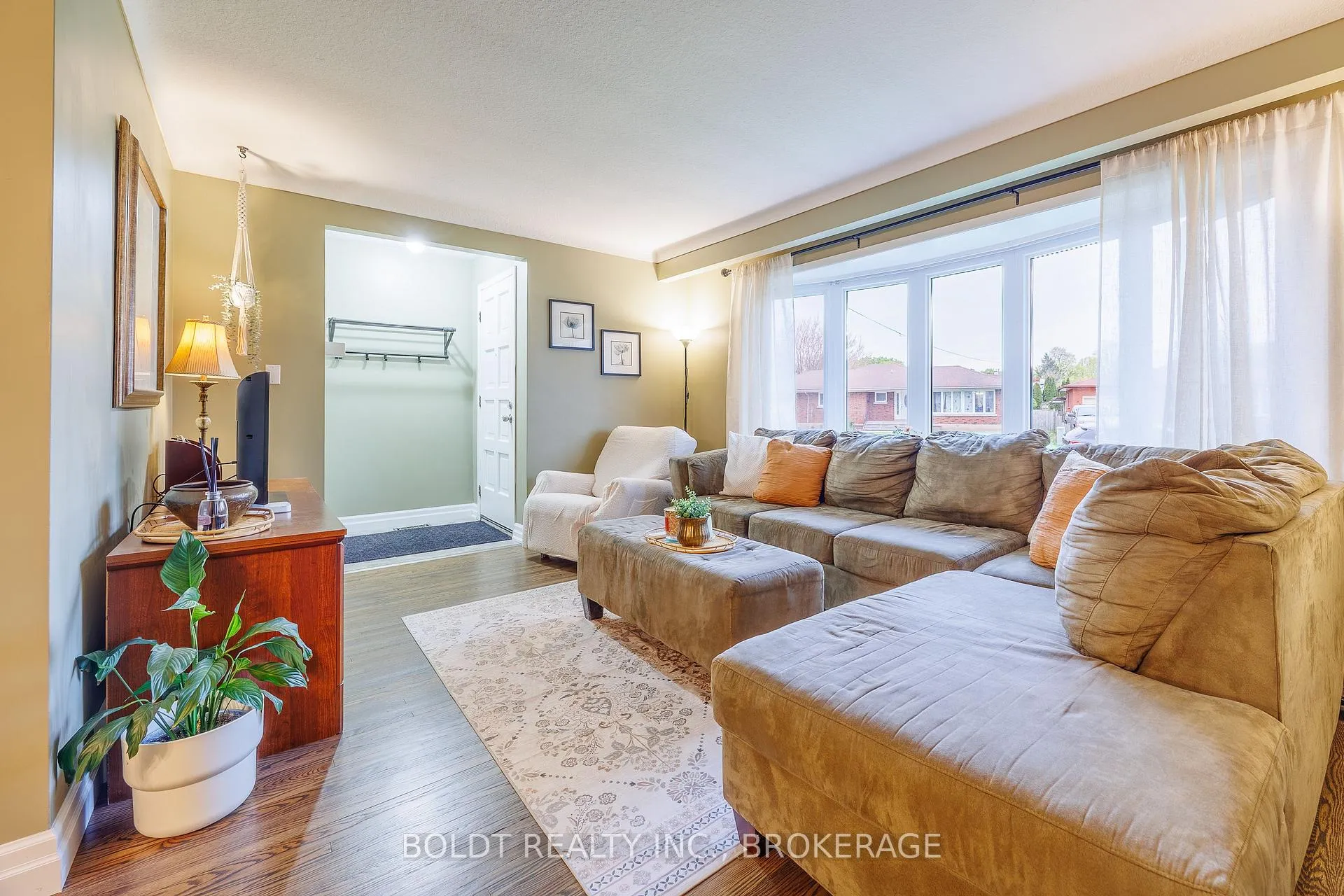 Photo 5 of 48 Nello Street, St. Catharines, Fairview — HOMEH