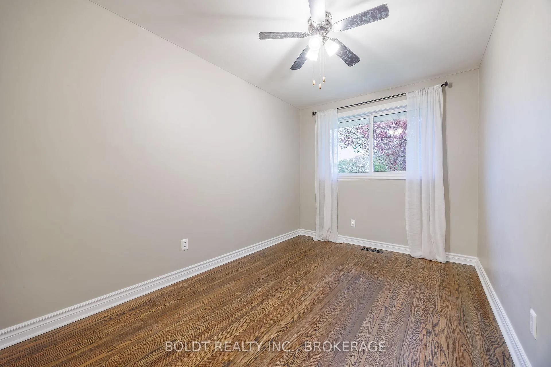 Photo 12 of 48 Nello Street, St. Catharines, Fairview — HOMEH
