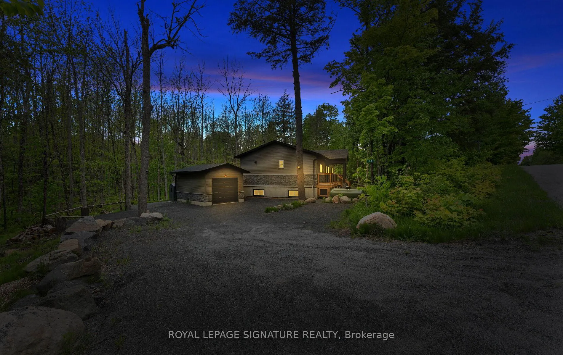 Photo 2 of 44 Sunnyshore Park Drive, McKellar — HOMEH