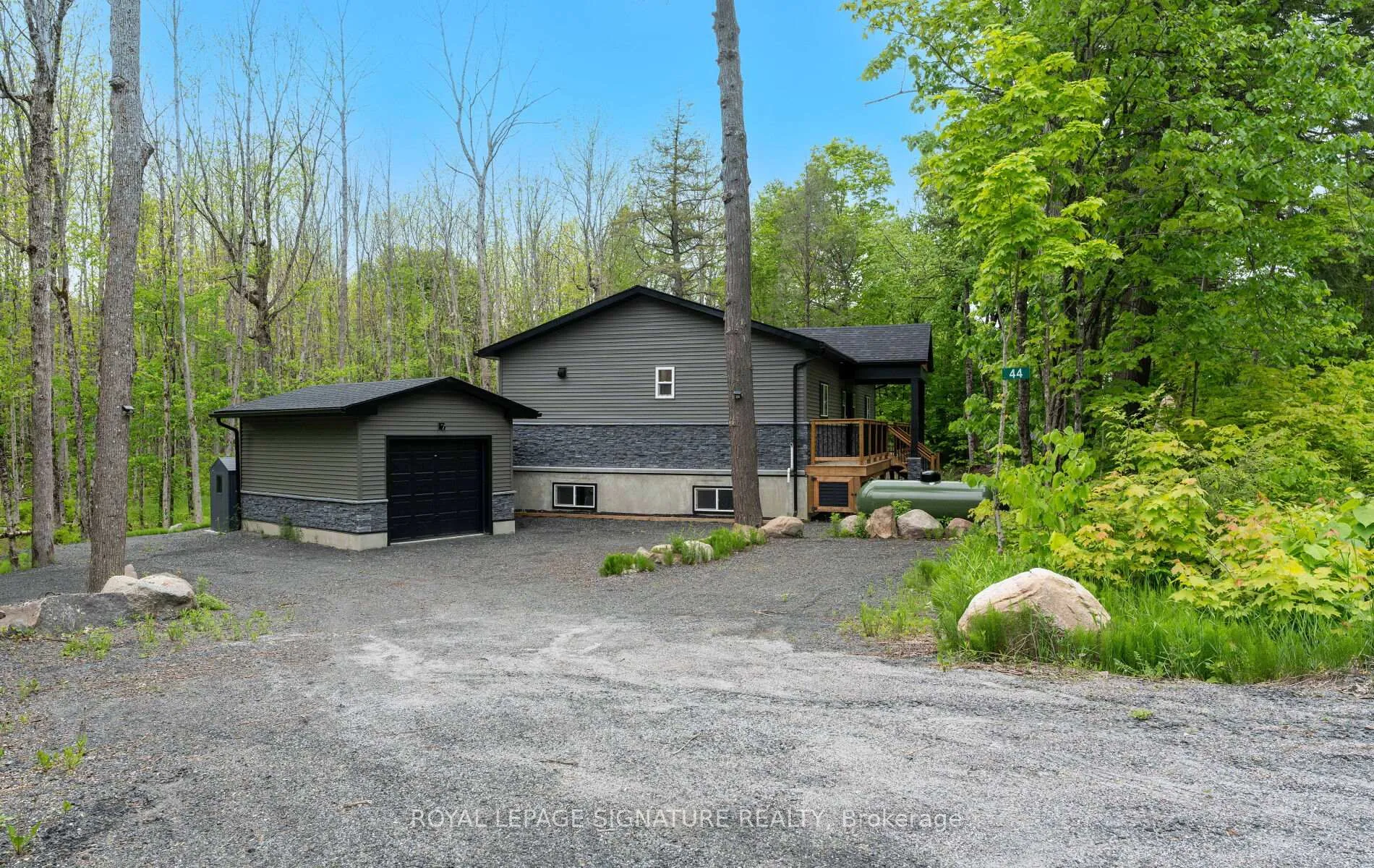 Photo 3 of 44 Sunnyshore Park Drive, McKellar — HOMEH