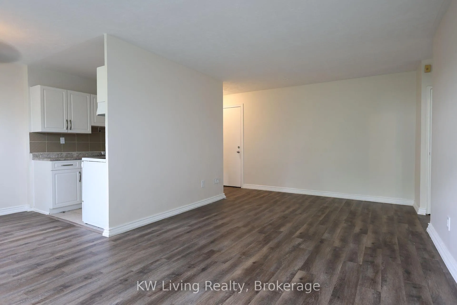 Photo 6 of Unit 403, 100 Browns Line, Etobicoke, Alderwood — HOMEH