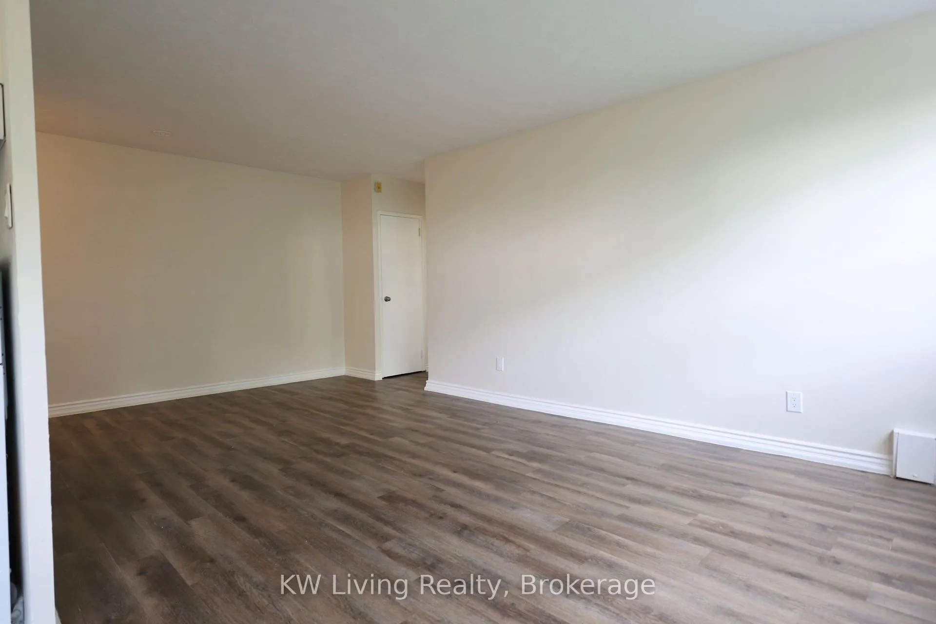 Photo 10 of Unit 403, 100 Browns Line, Etobicoke, Alderwood — HOMEH
