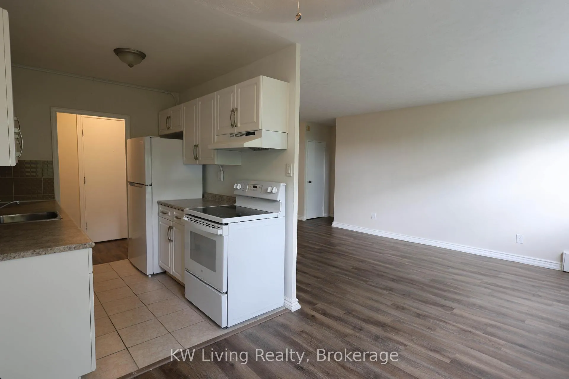 Photo 13 of Unit 403, 100 Browns Line, Etobicoke, Alderwood — HOMEH