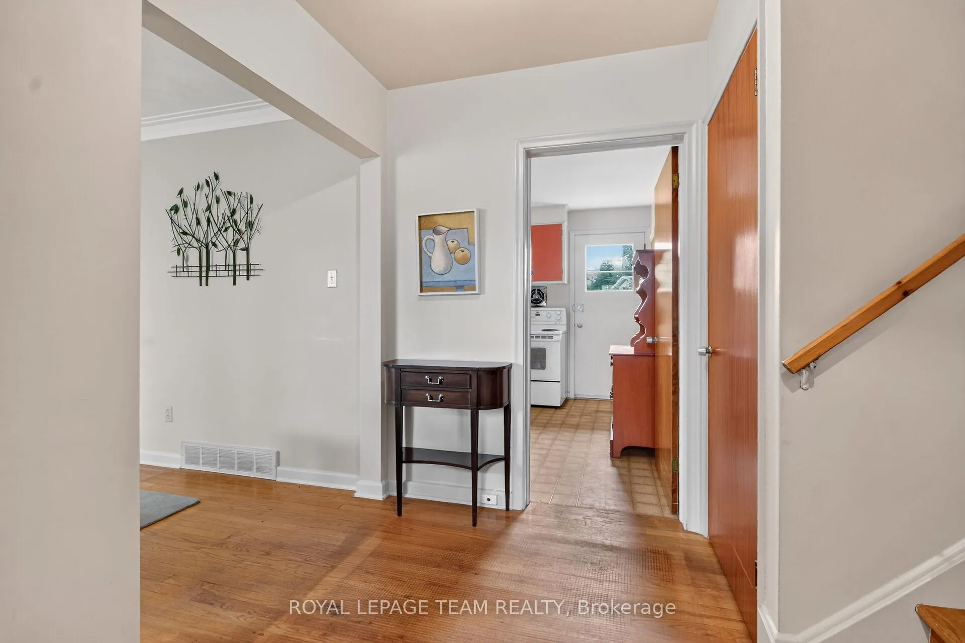 Photo 4 of 1768 Laxton Crescent, Ottawa, Bel Air Heights — HOMEH
