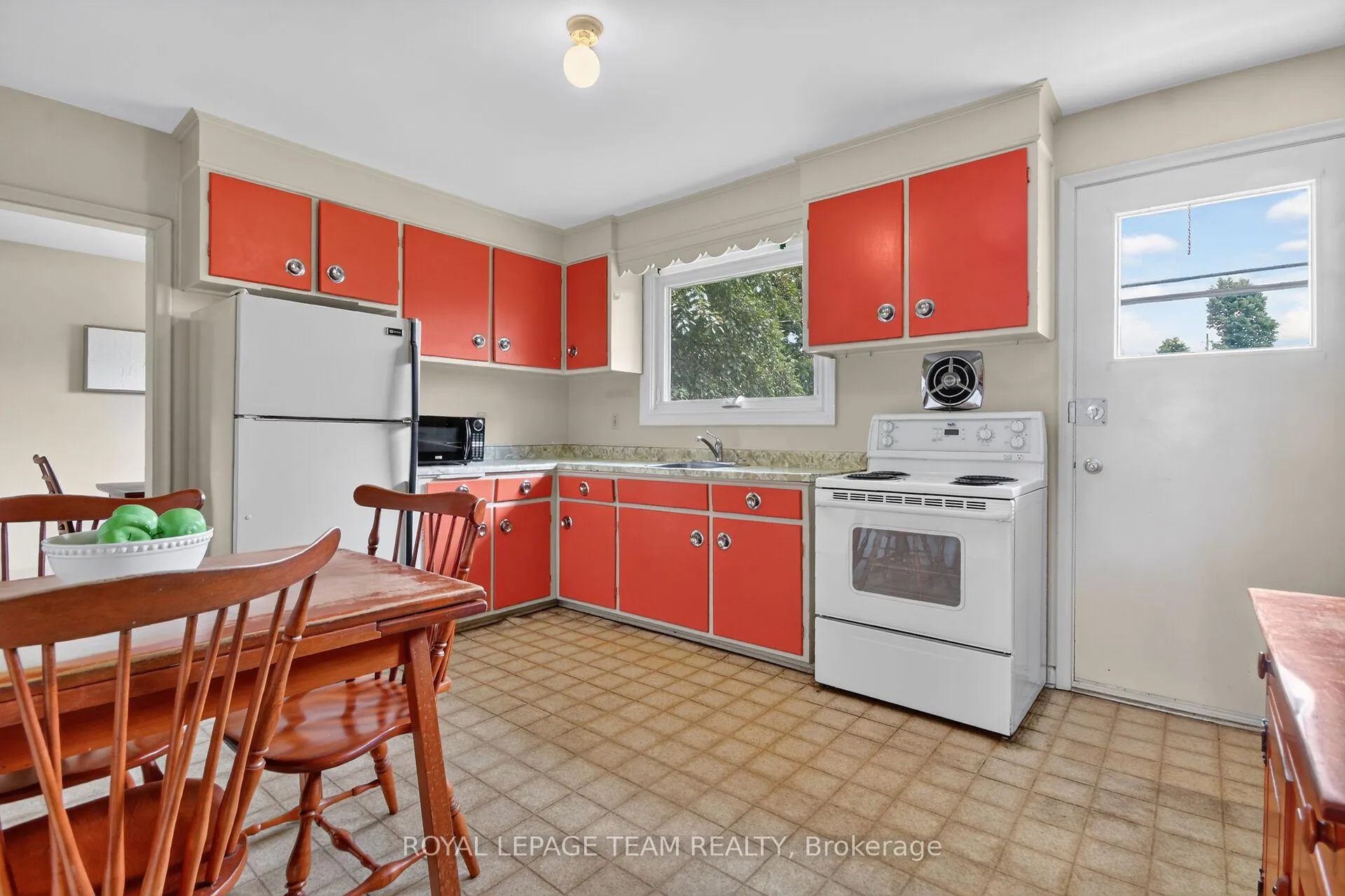 Photo 10 of 1768 Laxton Crescent, Ottawa, Bel Air Heights — HOMEH