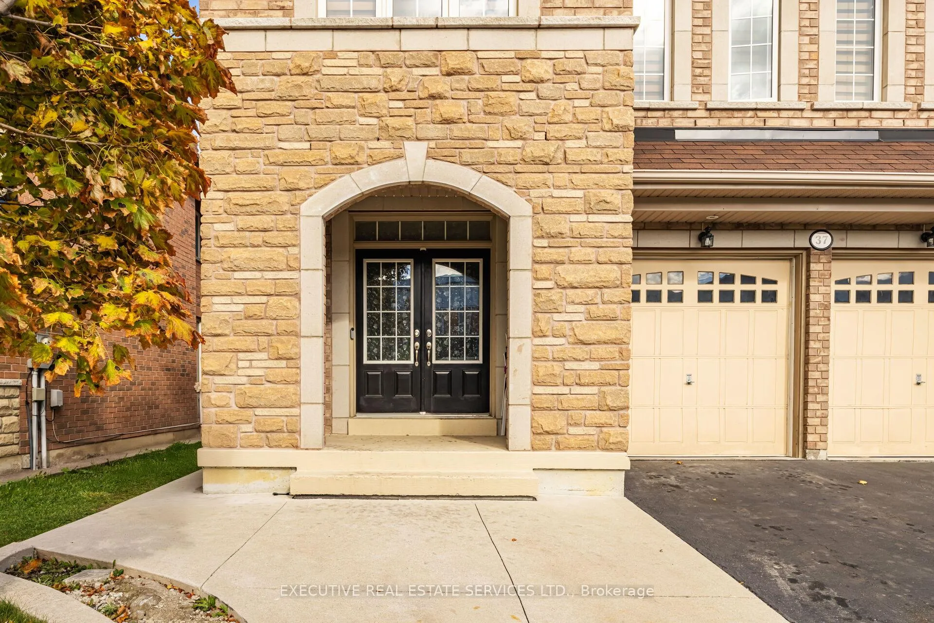 Photo 4 of 37 Ross Drive, Brampton, Sandringham-Wellington — HOMEH