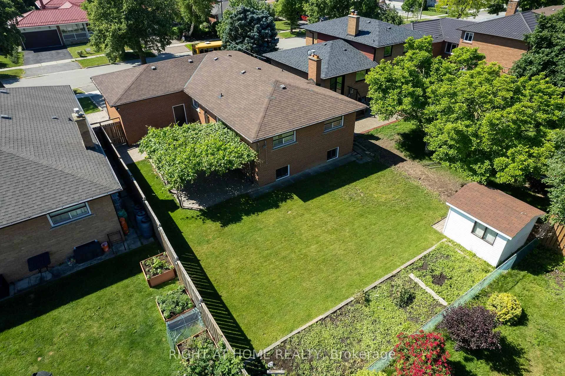 Photo 2 of 1197 Shamir Crescent, Mississauga, Erindale — HOMEH