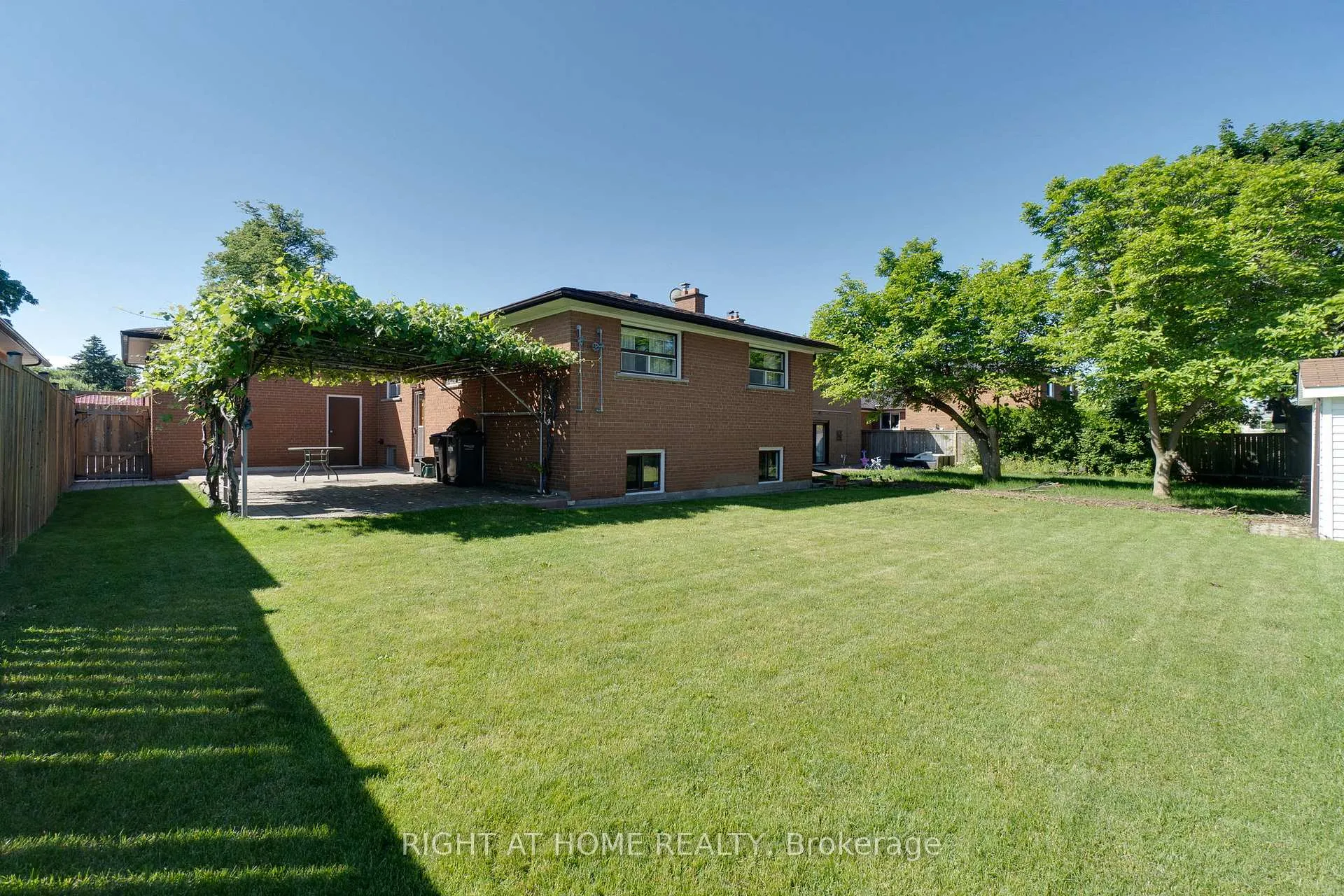 Photo 3 of 1197 Shamir Crescent, Mississauga, Erindale — HOMEH