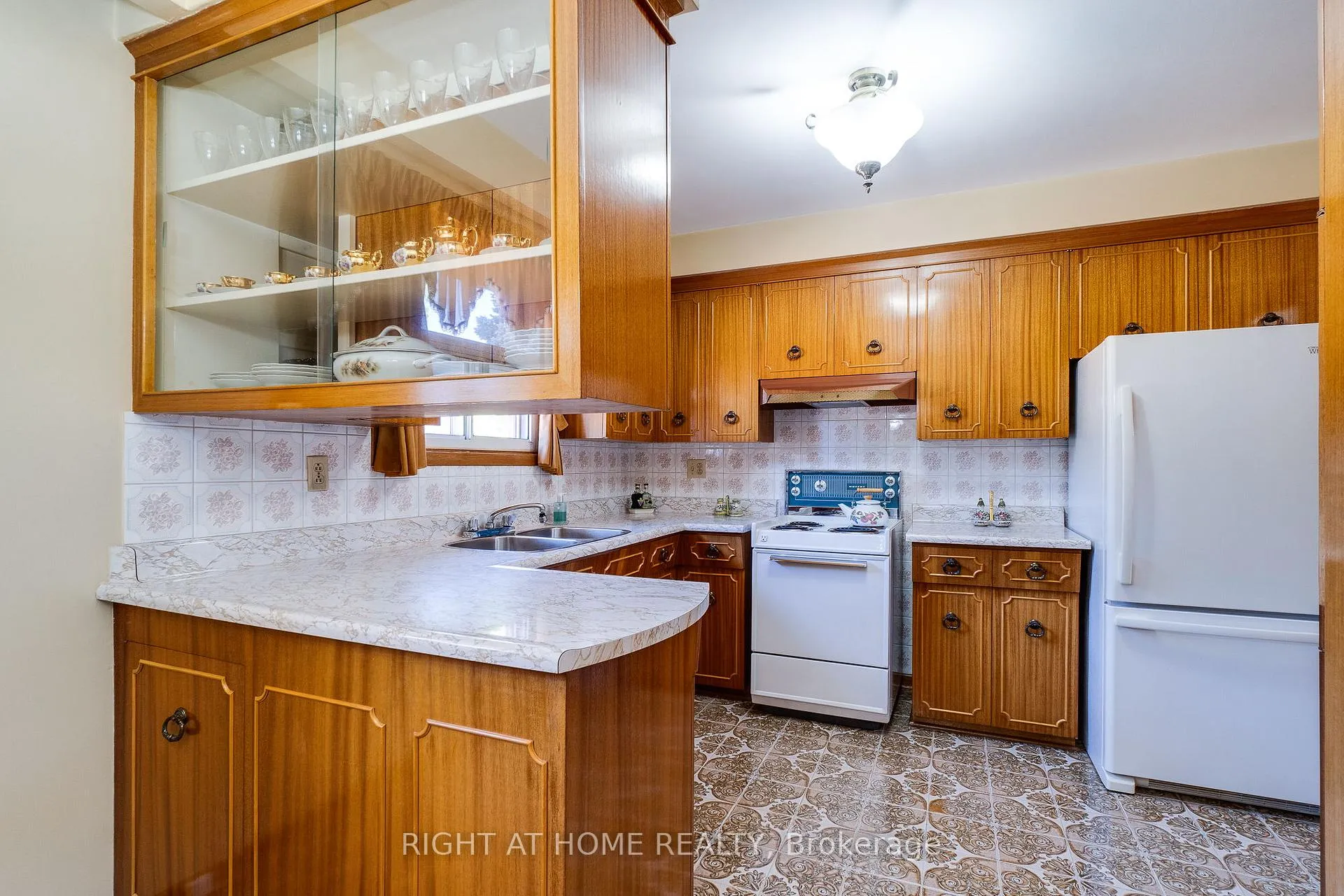 Photo 5 of 1197 Shamir Crescent, Mississauga, Erindale — HOMEH