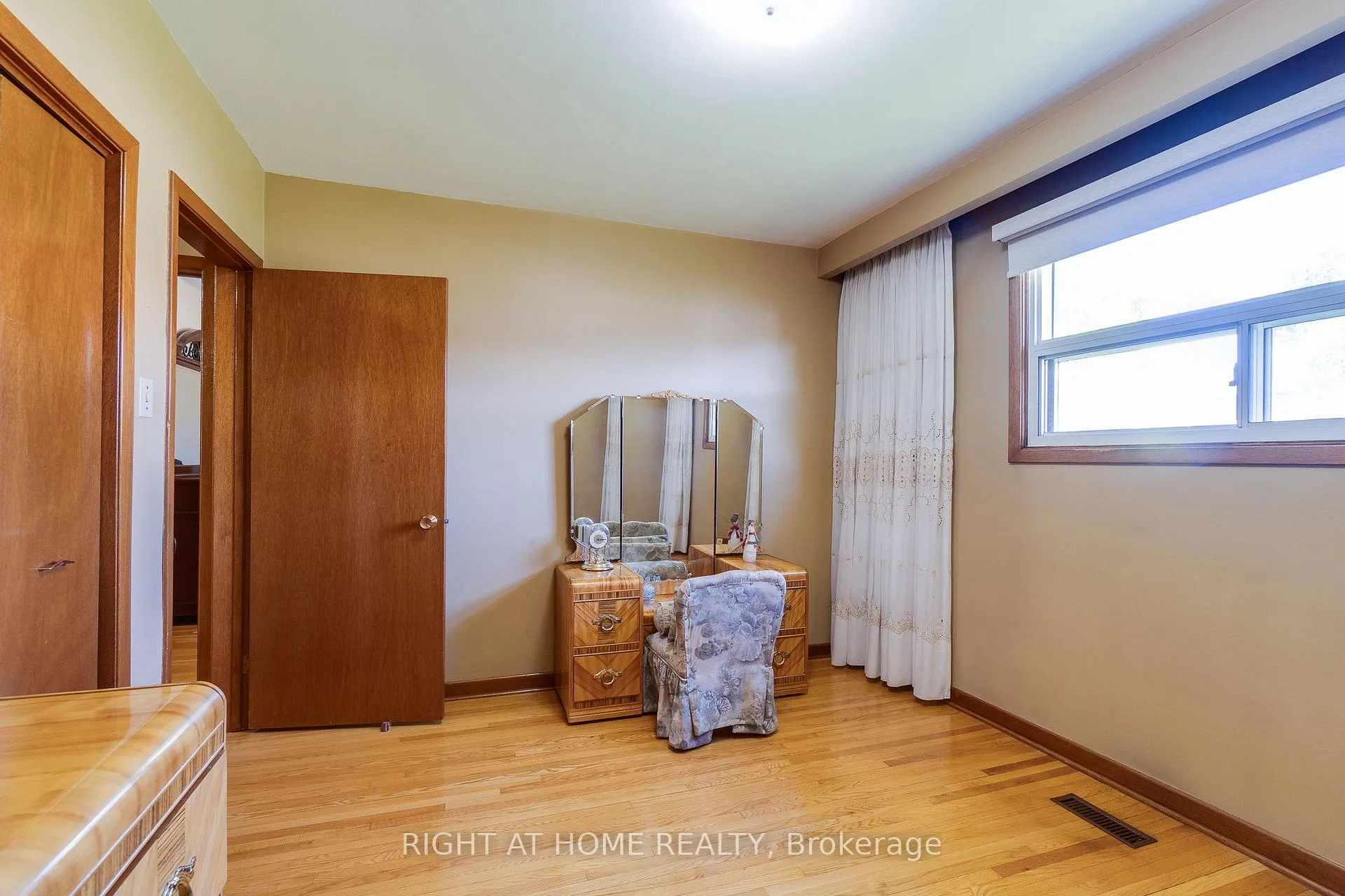 Photo 13 of 1197 Shamir Crescent, Mississauga, Erindale — HOMEH