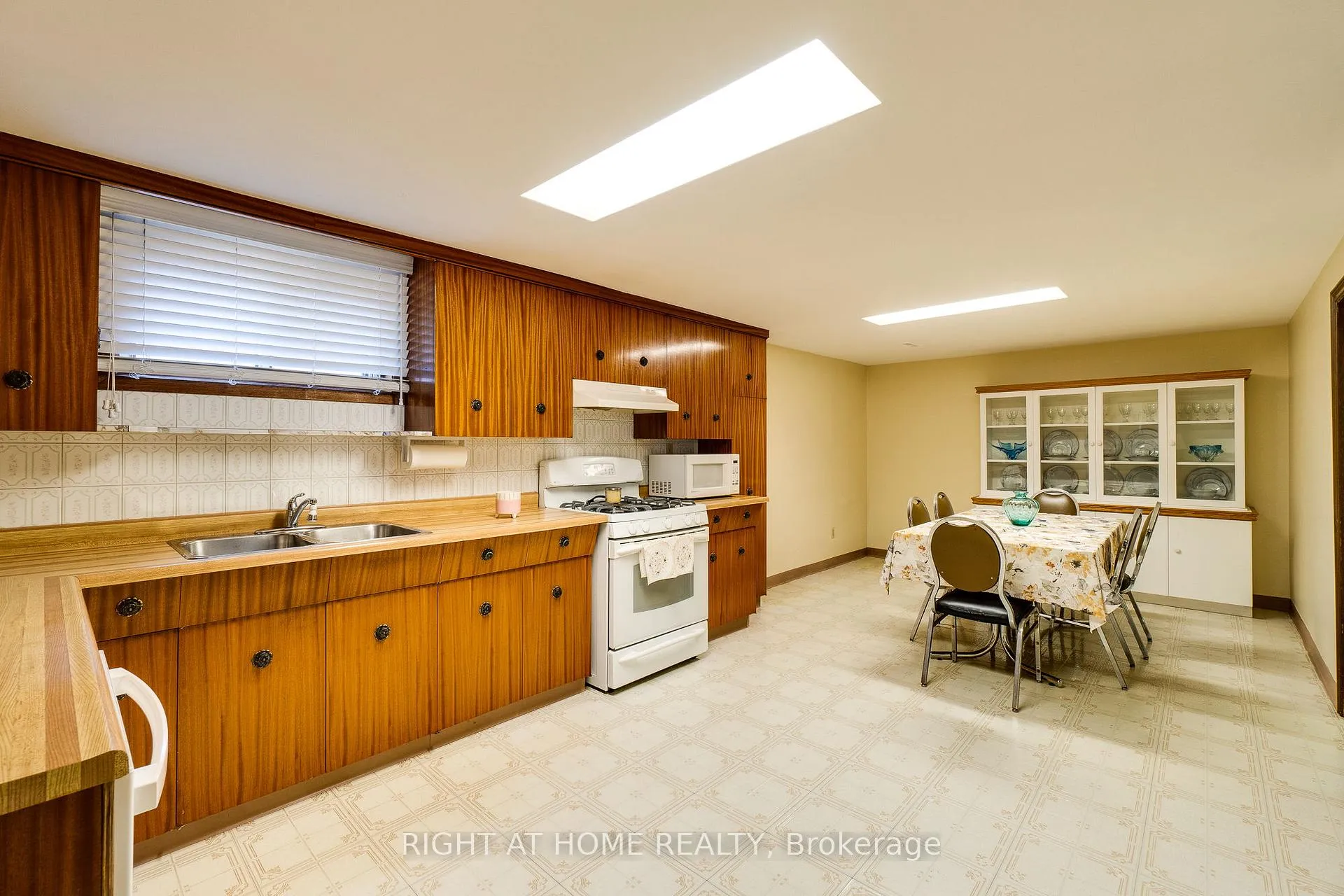 Photo 16 of 1197 Shamir Crescent, Mississauga, Erindale — HOMEH