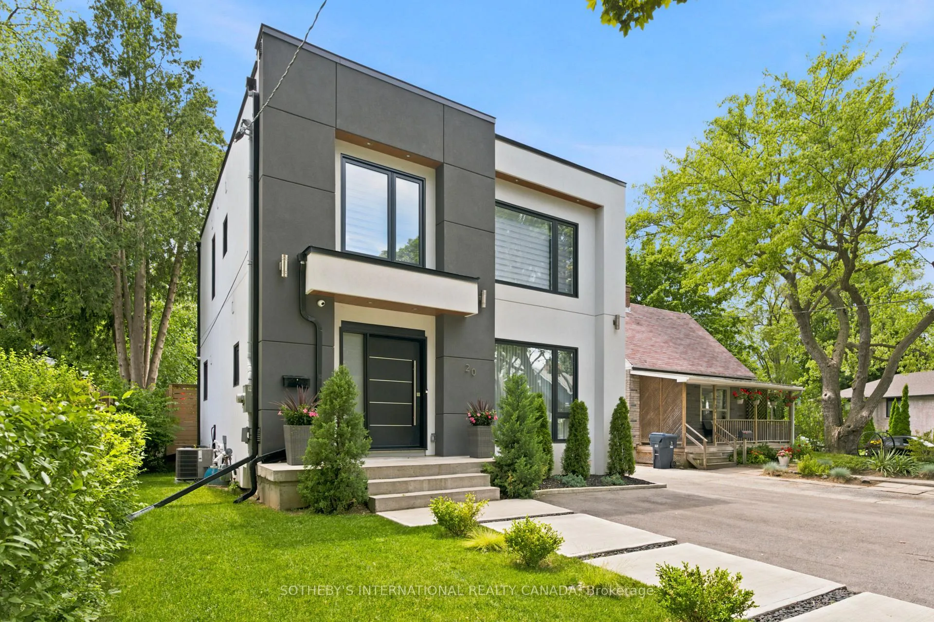 Photo 3 of 20 Uno Drive, Etobicoke, Stonegate-Queensway — HOMEH