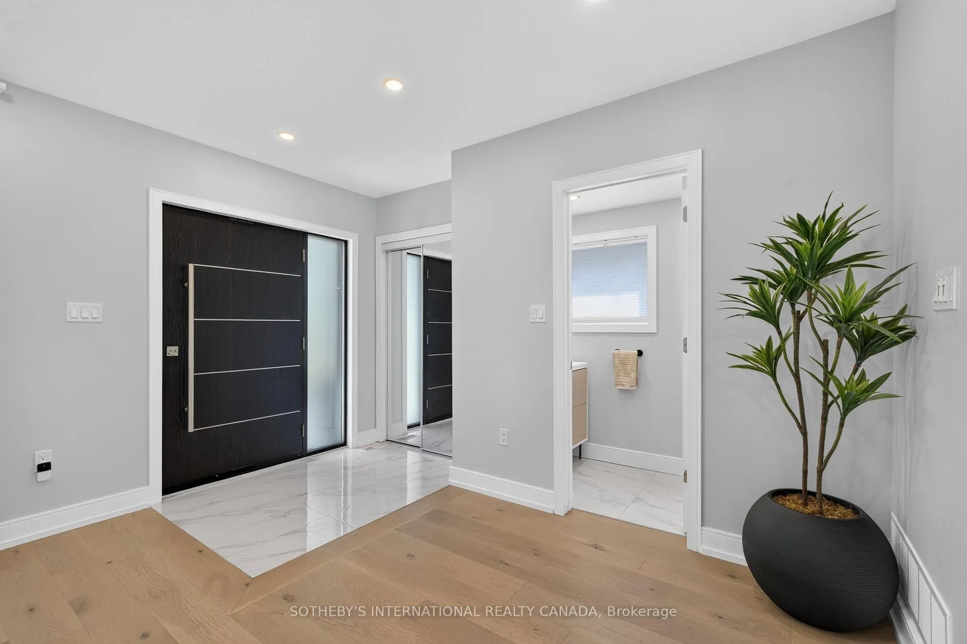 Photo 6 of 20 Uno Drive, Etobicoke, Stonegate-Queensway — HOMEH