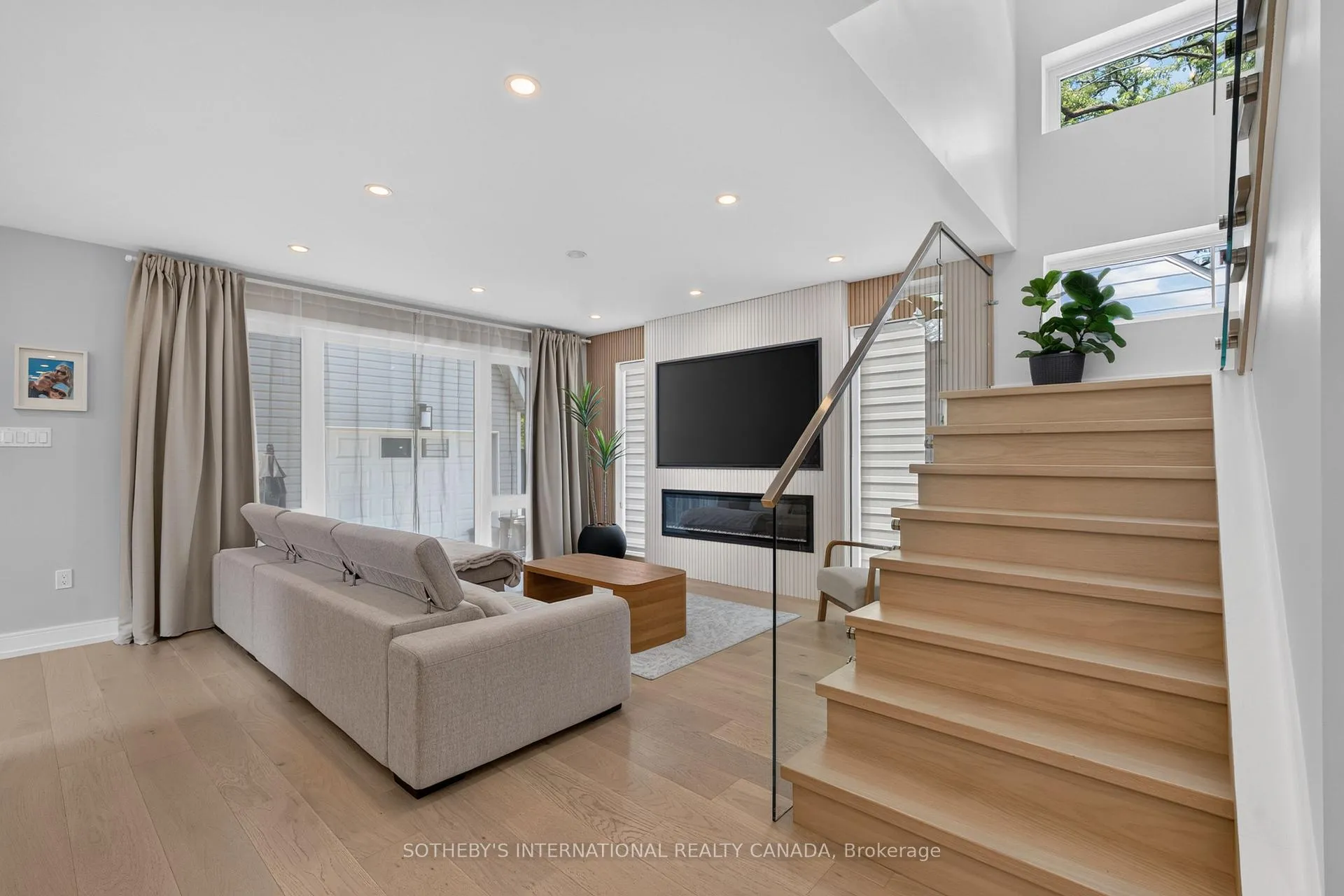 Photo 9 of 20 Uno Drive, Etobicoke, Stonegate-Queensway — HOMEH