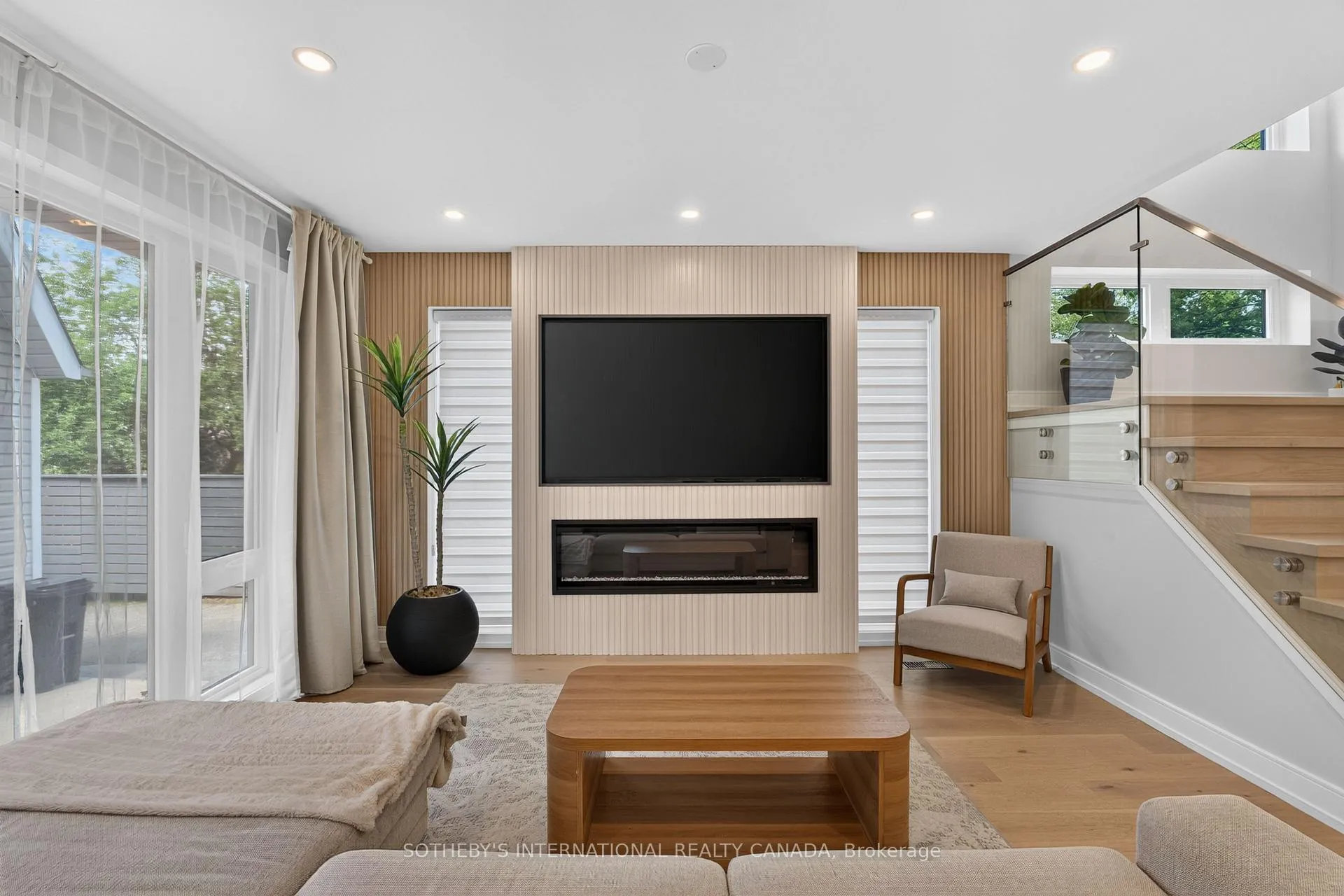 Photo 11 of 20 Uno Drive, Etobicoke, Stonegate-Queensway — HOMEH