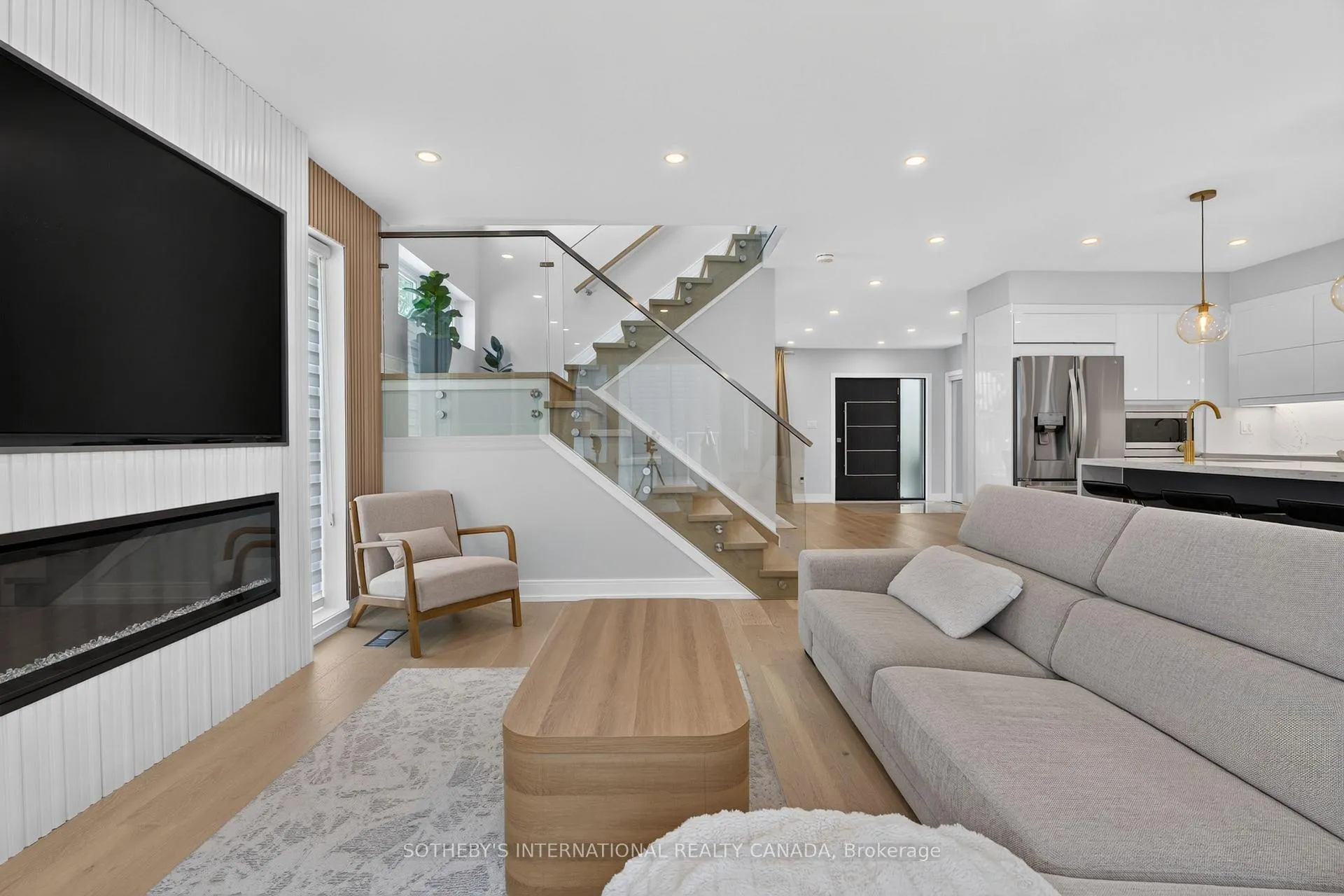 Photo 13 of 20 Uno Drive, Etobicoke, Stonegate-Queensway — HOMEH