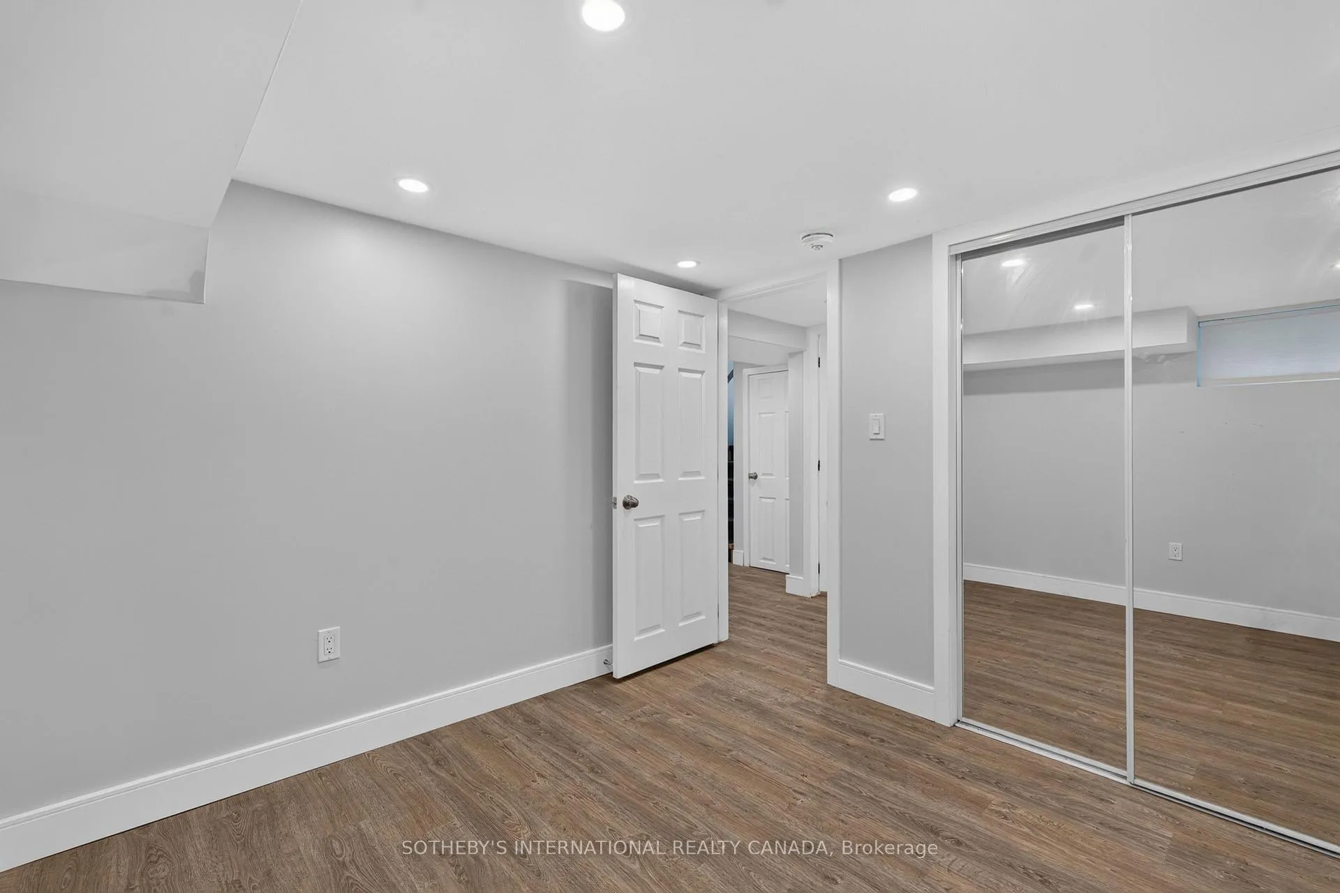 Photo 40 of 20 Uno Drive, Etobicoke, Stonegate-Queensway — HOMEH