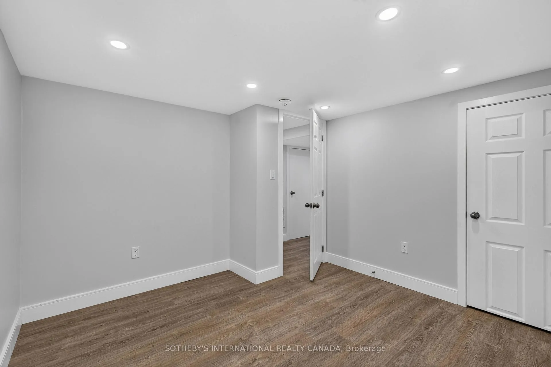 Photo 42 of 20 Uno Drive, Etobicoke, Stonegate-Queensway — HOMEH