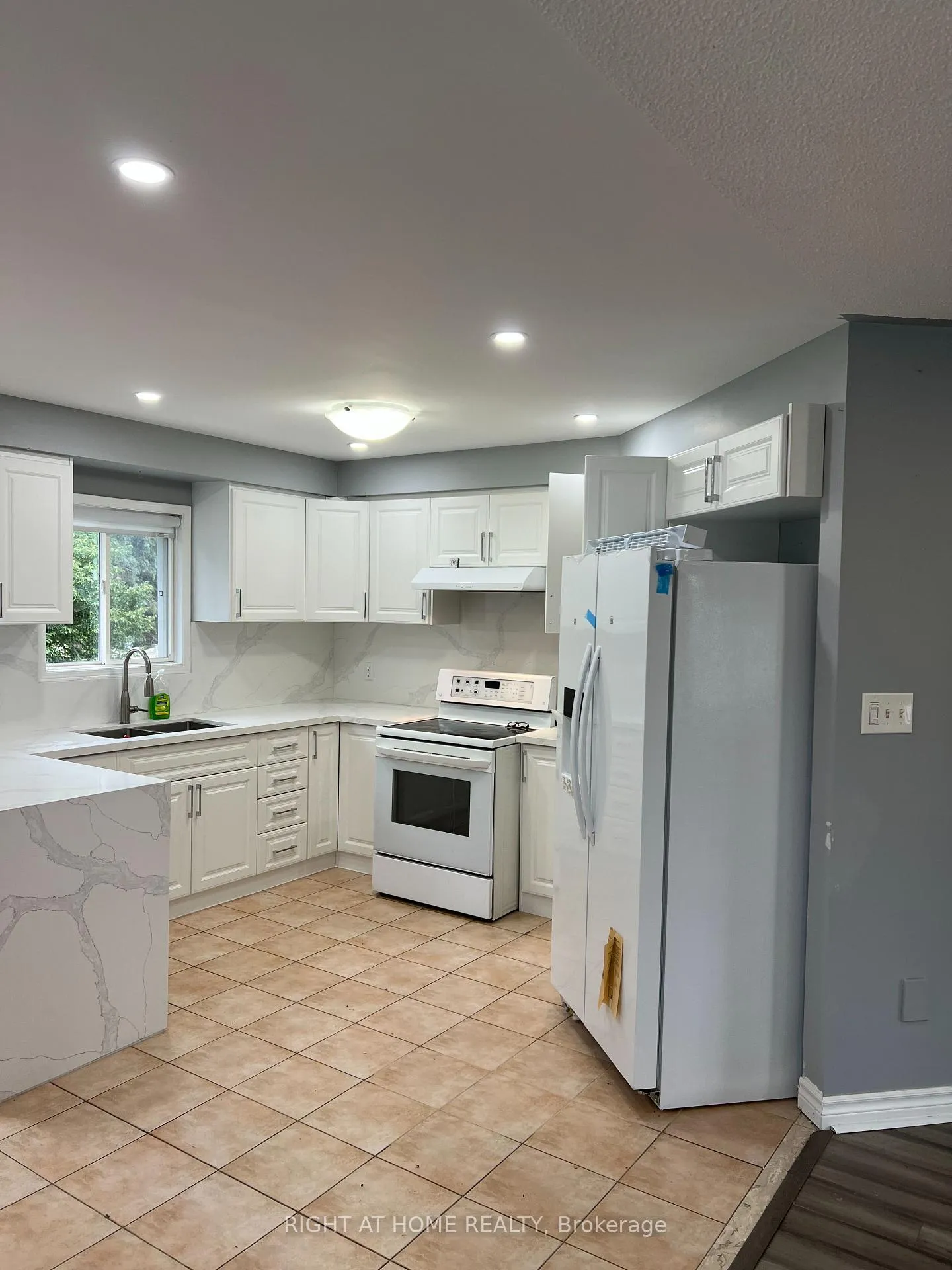Photo 2 of 2023 Valewood Court, Oshawa, Kedron — HOMEH