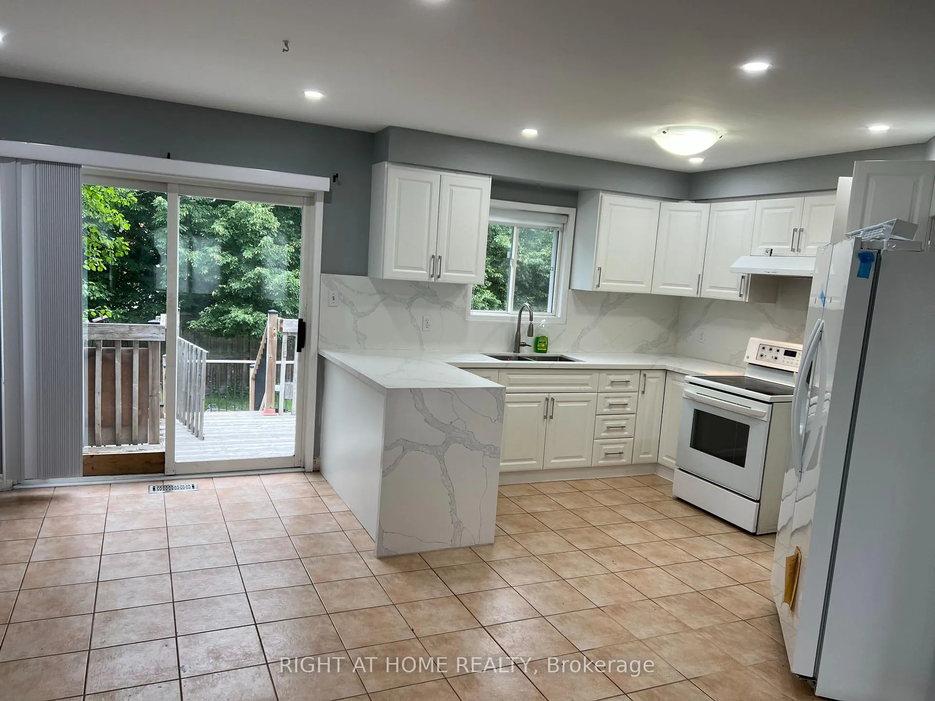 Photo 4 of 2023 Valewood Court, Oshawa, Kedron — HOMEH