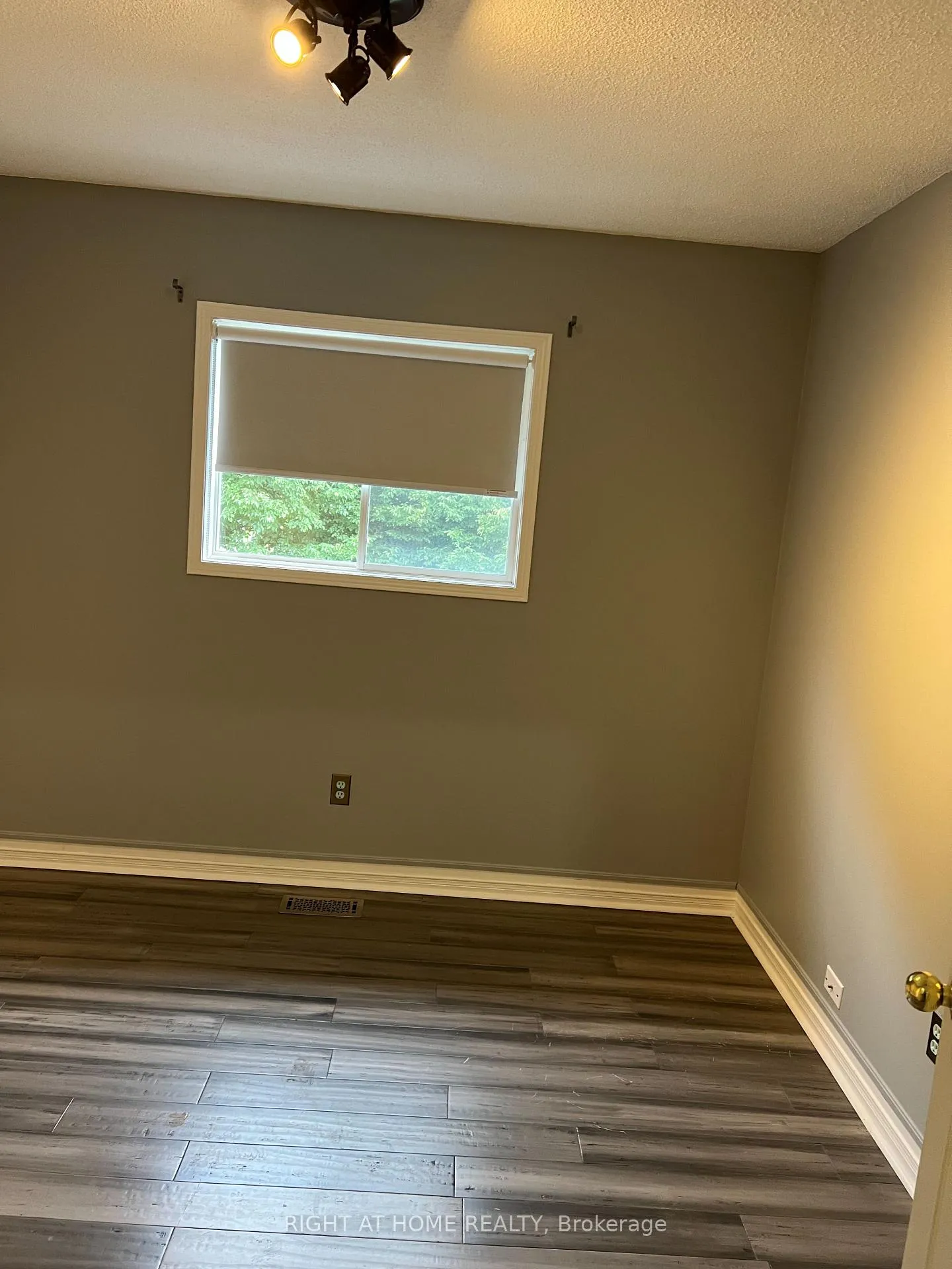 Photo 14 of 2023 Valewood Court, Oshawa, Kedron — HOMEH