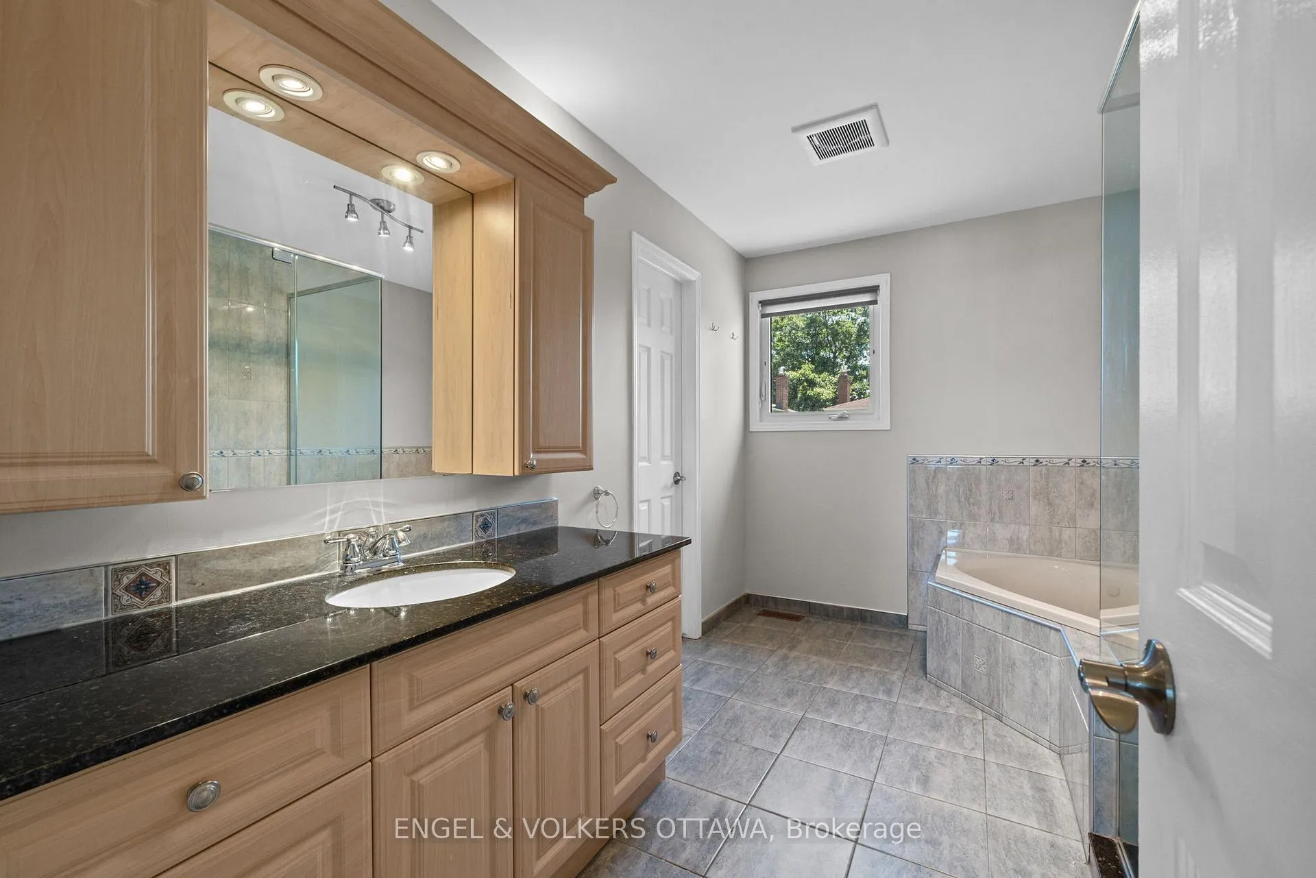 Photo 18 of 1448 Leblanc Drive, Ottawa, Chateauneuf — HOMEH