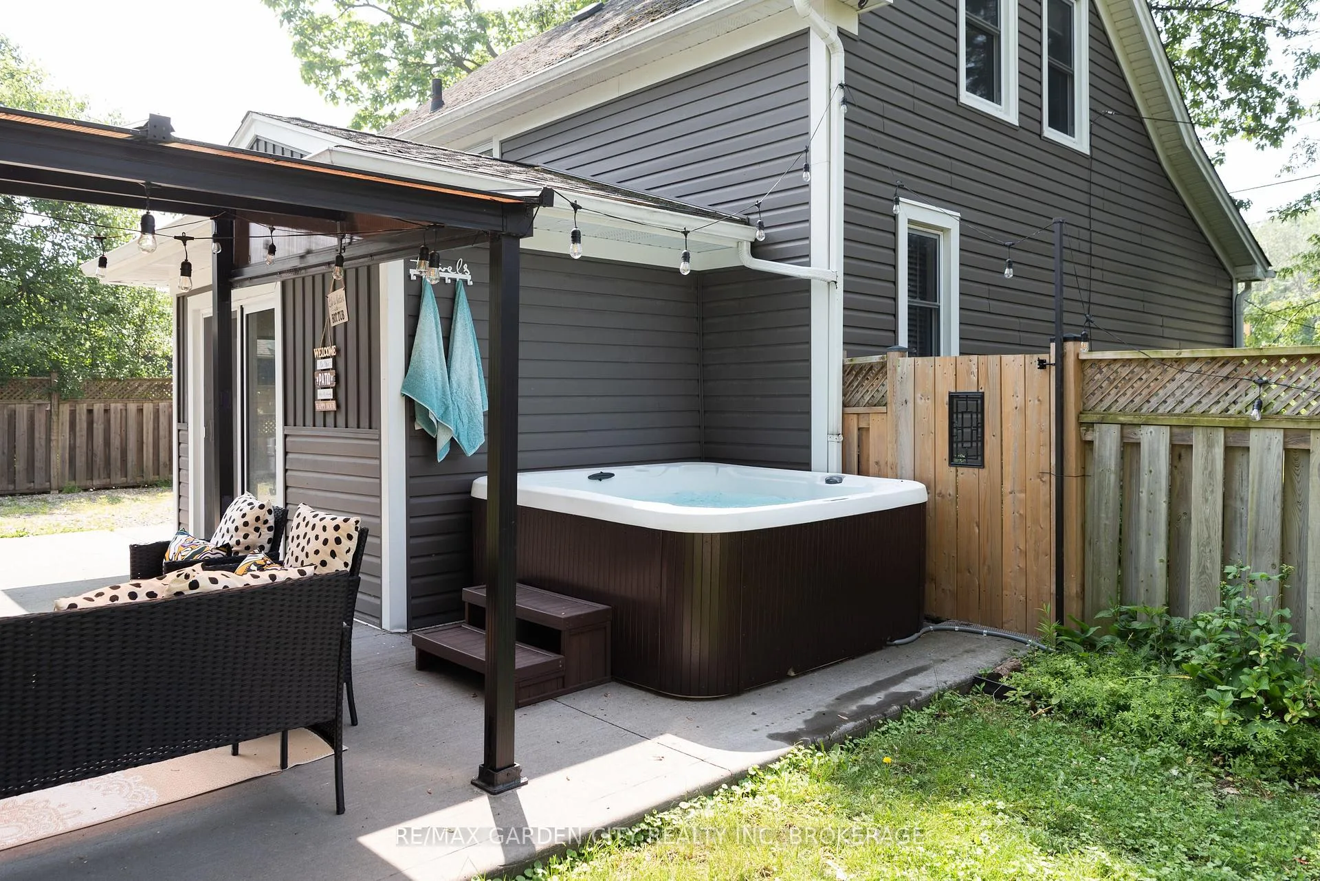 Photo 3 of 5853 Mcleod Road, Niagara Falls, Arad/Fallsview — HOMEH