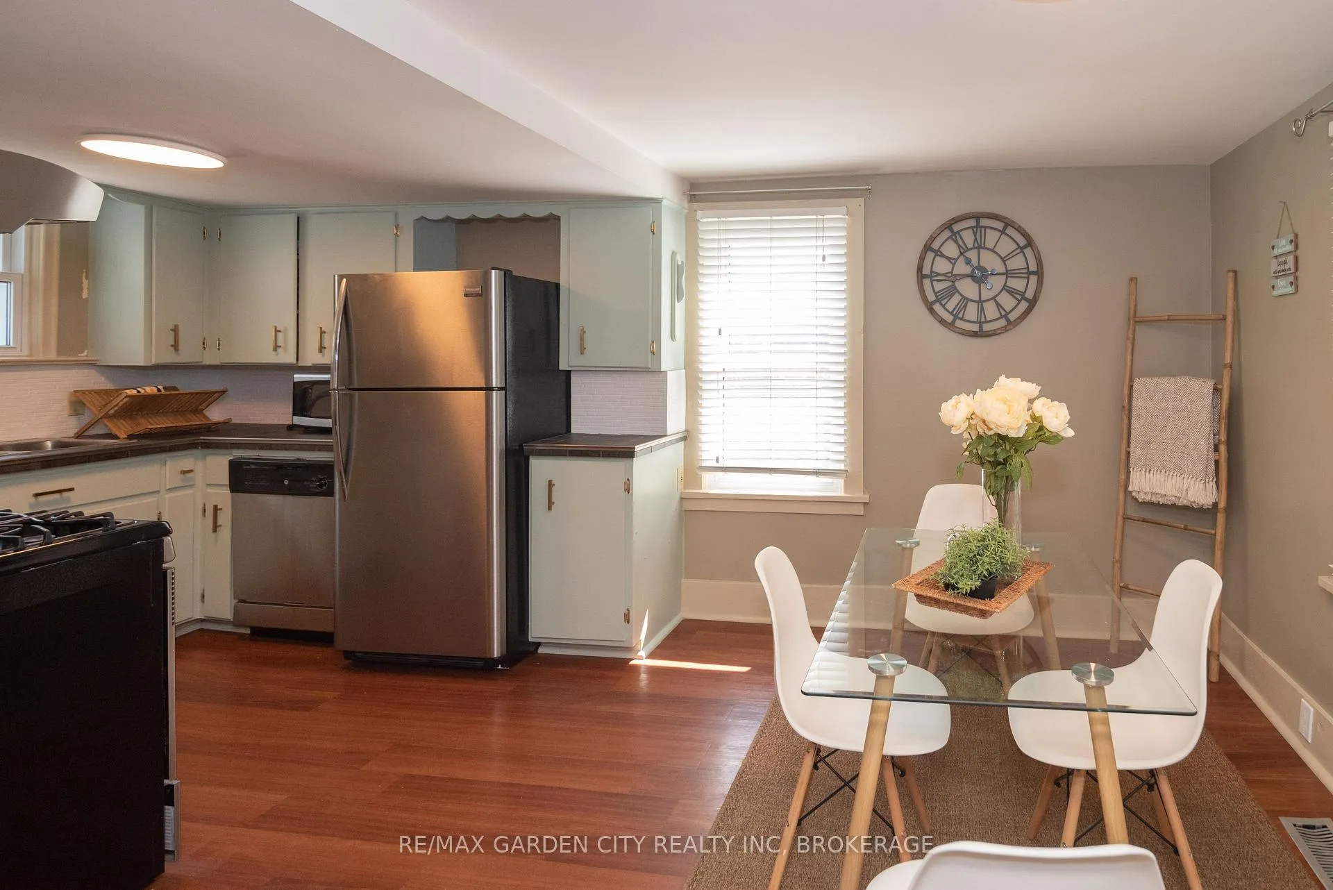 Photo 8 of 5853 Mcleod Road, Niagara Falls, Arad/Fallsview — HOMEH