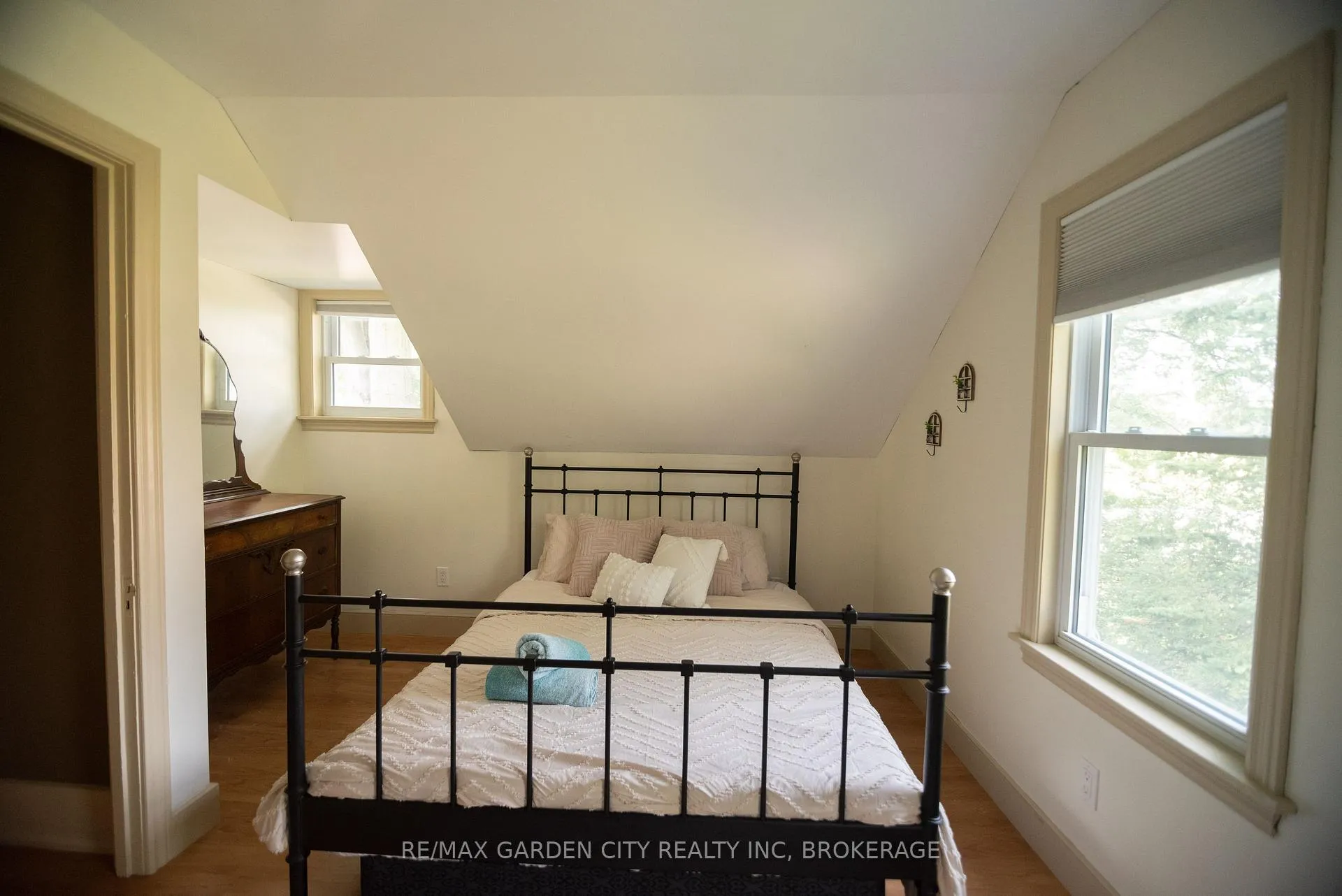Photo 14 of 5853 Mcleod Road, Niagara Falls, Arad/Fallsview — HOMEH