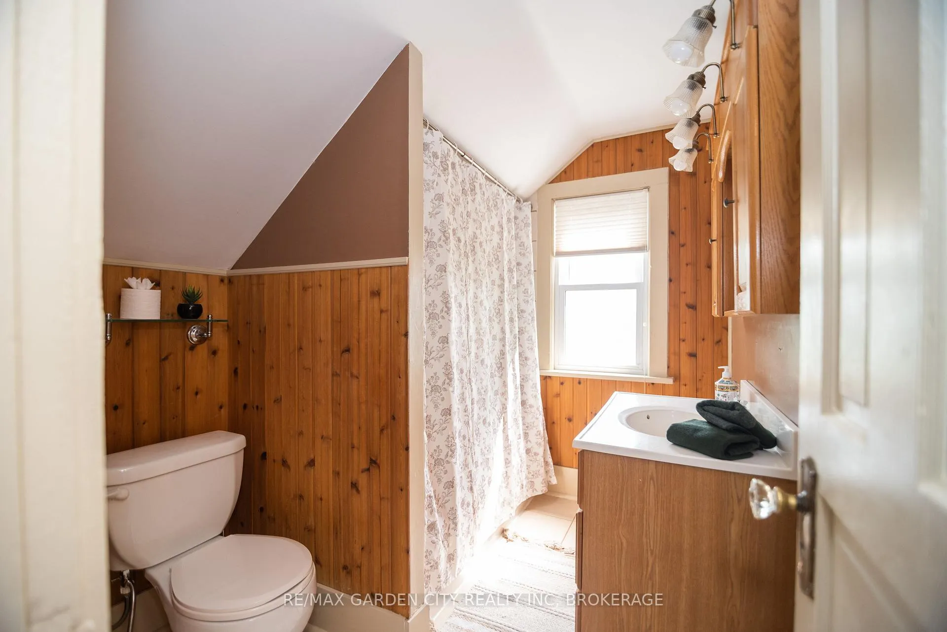 Photo 16 of 5853 Mcleod Road, Niagara Falls, Arad/Fallsview — HOMEH