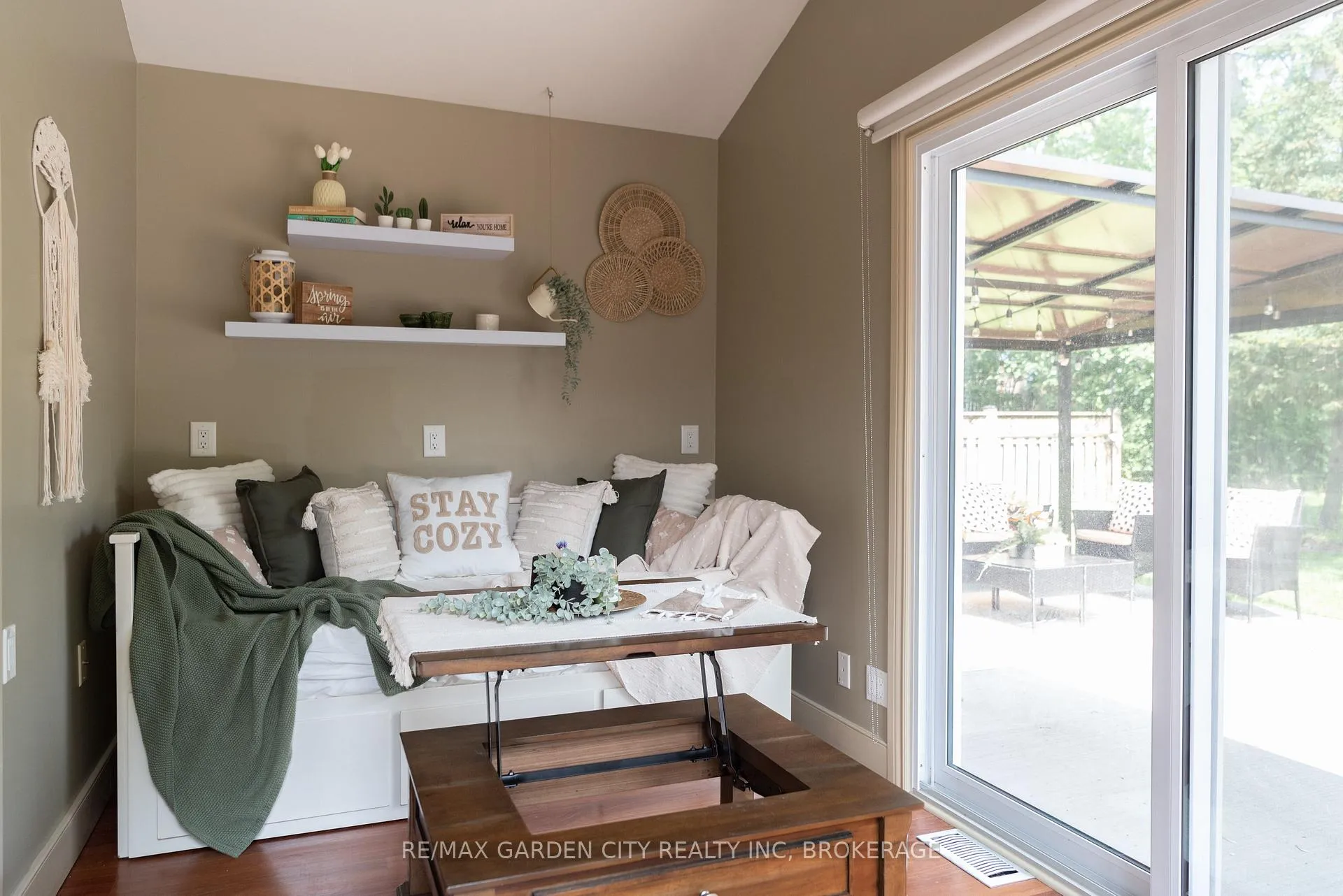Photo 20 of 5853 Mcleod Road, Niagara Falls, Arad/Fallsview — HOMEH