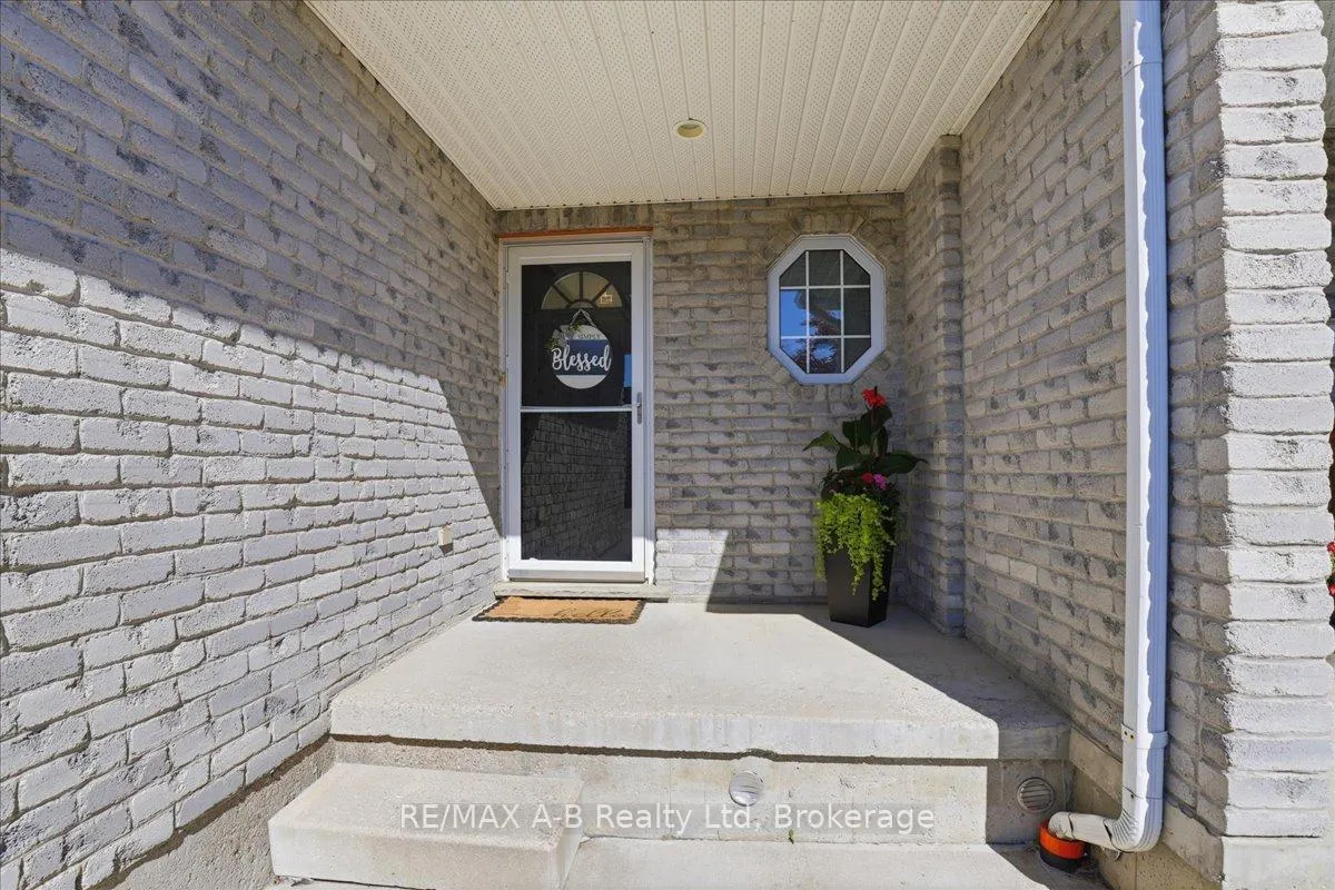 Photo 6 of 528 Nelson Street W, Stratford — HOMEH