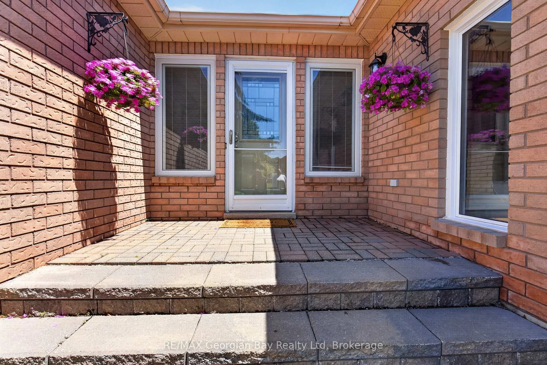Photo 2 of 1005 Dina Crescent, Midland — HOMEH