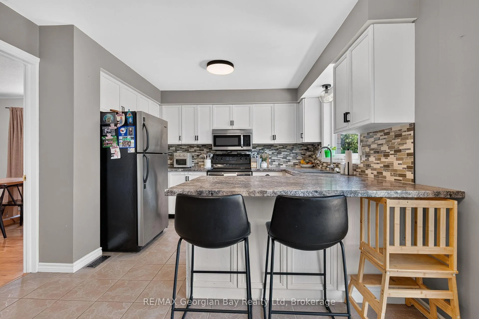 Photo 9 of 1005 Dina Crescent, Midland — HOMEH