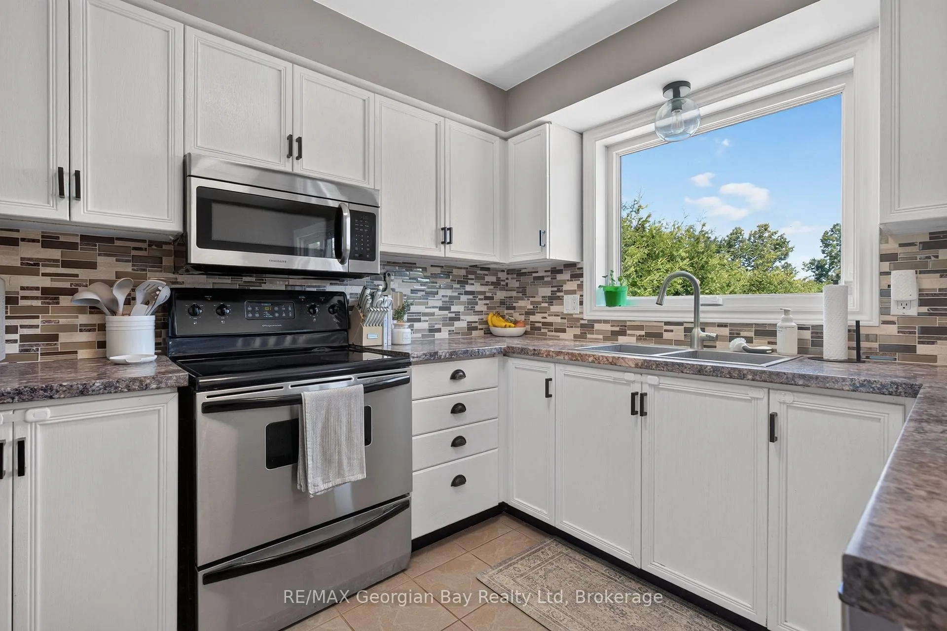 Photo 10 of 1005 Dina Crescent, Midland — HOMEH