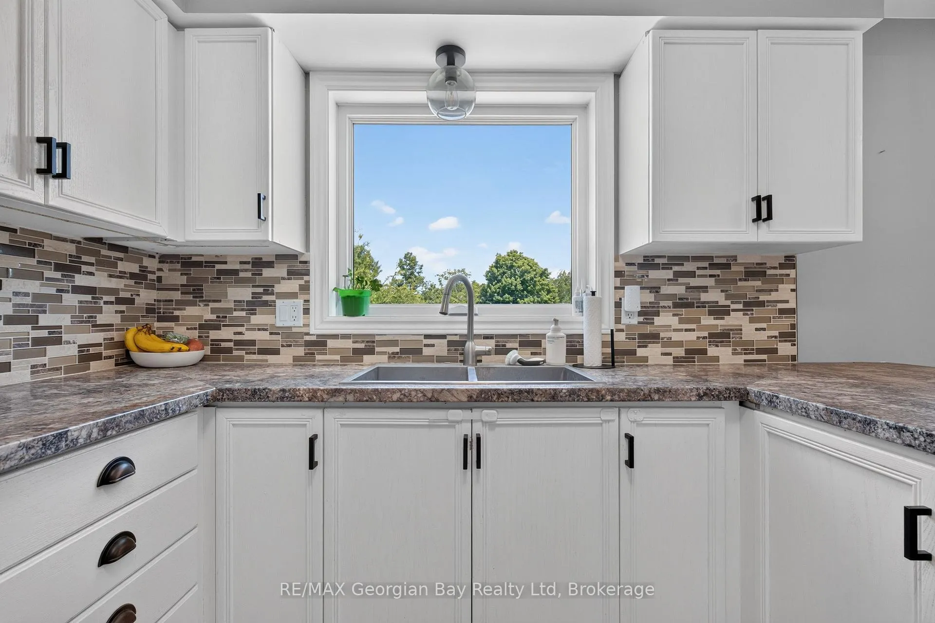 Photo 11 of 1005 Dina Crescent, Midland — HOMEH