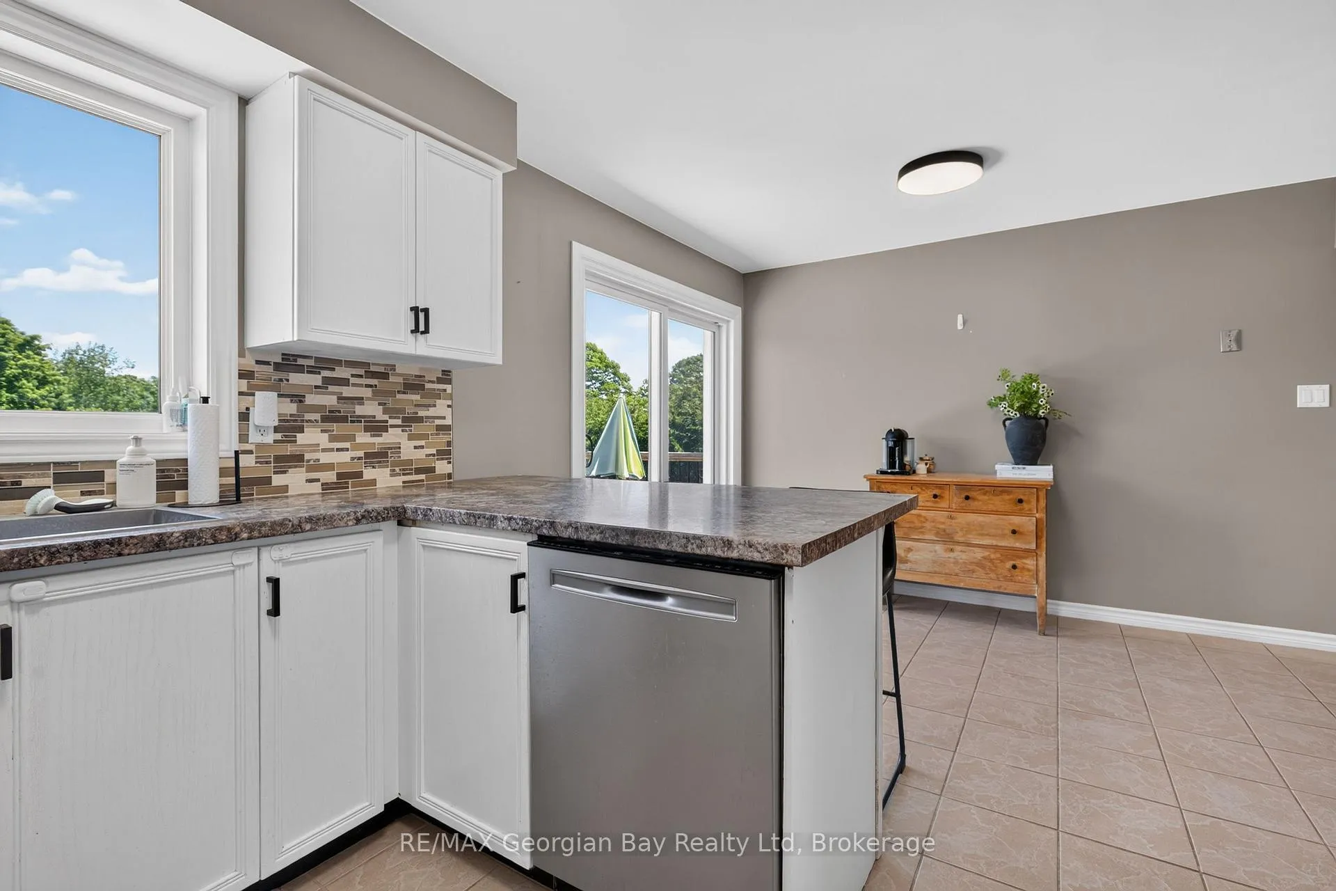 Photo 12 of 1005 Dina Crescent, Midland — HOMEH