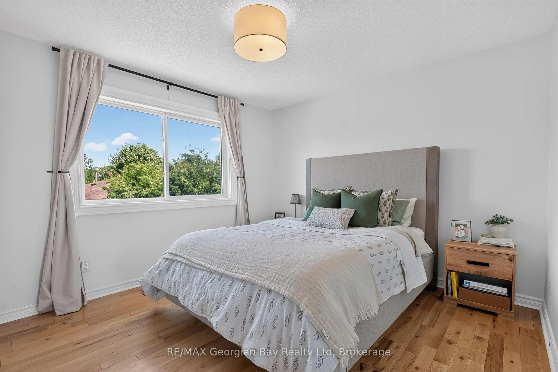 Photo 14 of 1005 Dina Crescent, Midland — HOMEH