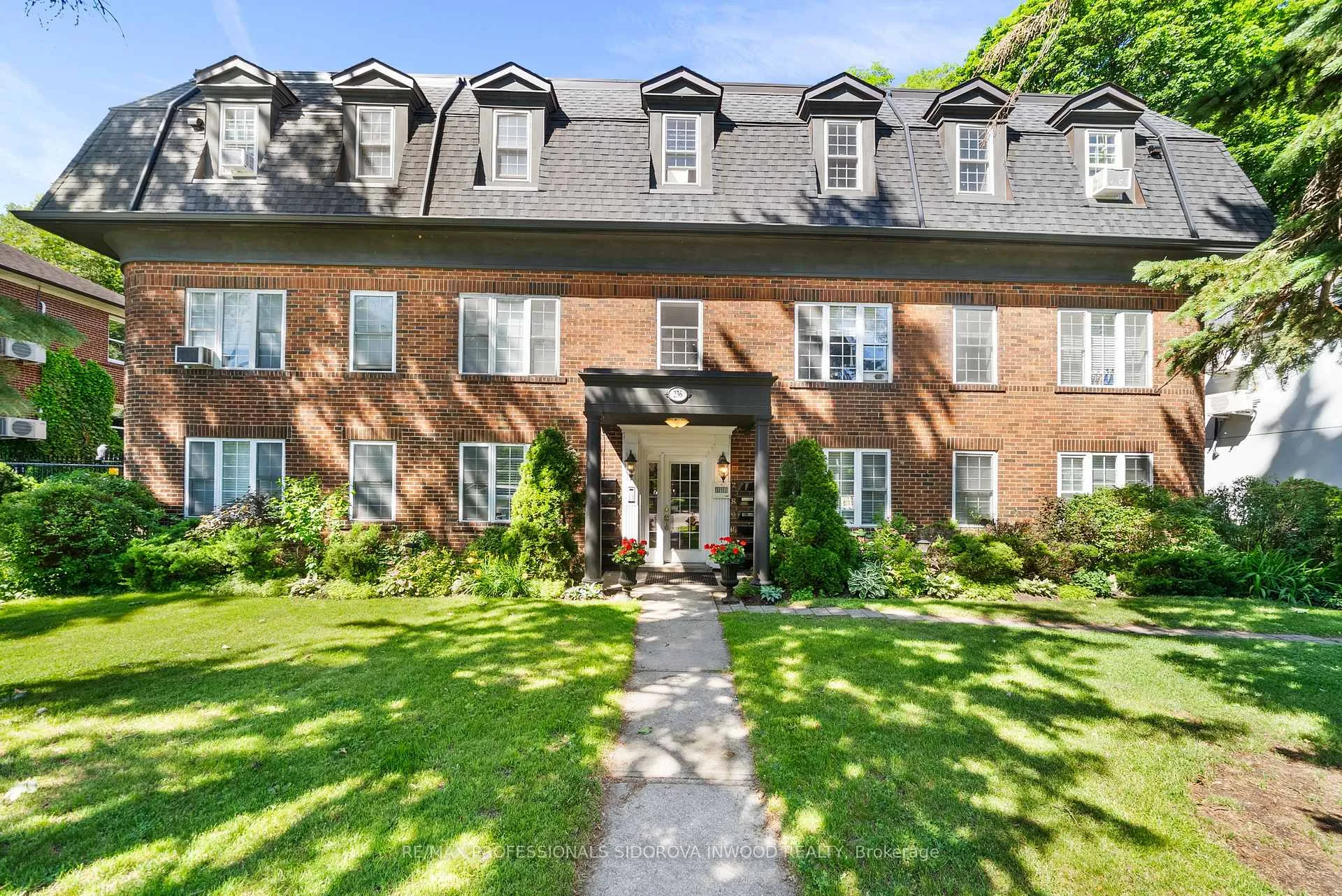 Front of Unit 11, 236 South Kingsway