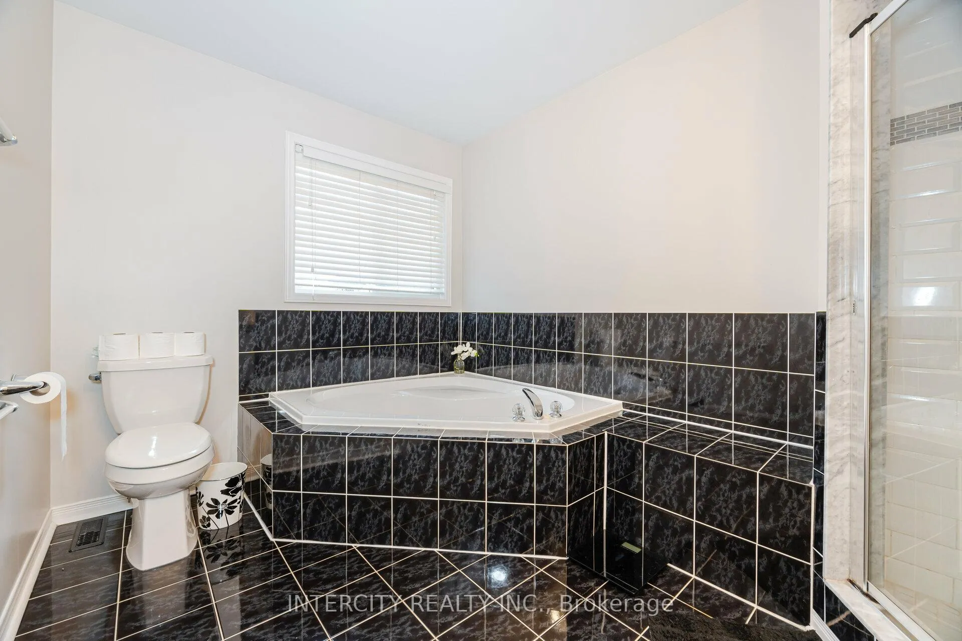 Photo 25 of 71 Echo Ridge Crescent, Vaughan, Sonoma Heights — HOMEH