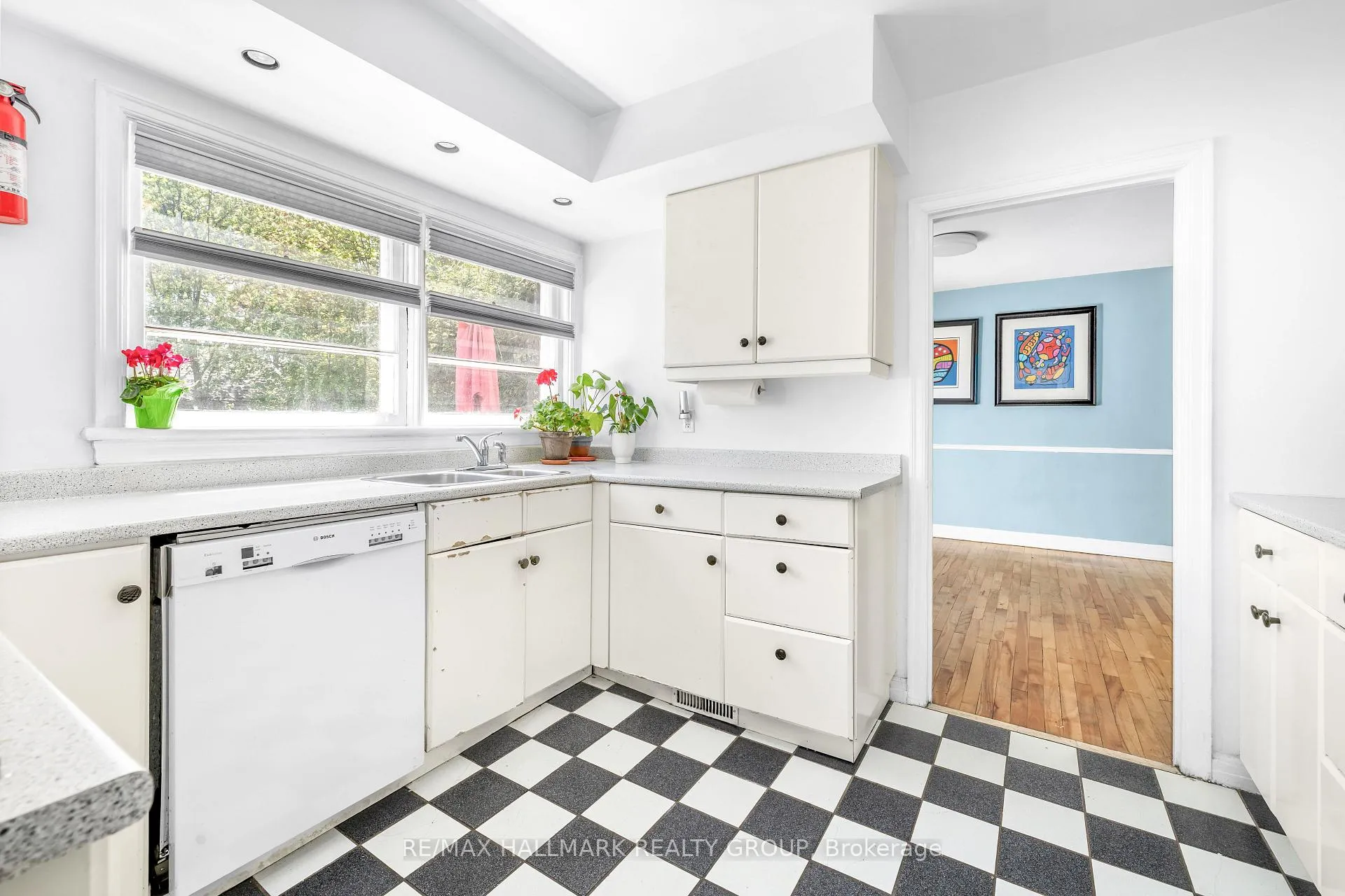 Photo 15 of 824 Byron Avenue, Ottawa, McKellar/Highland — HOMEH