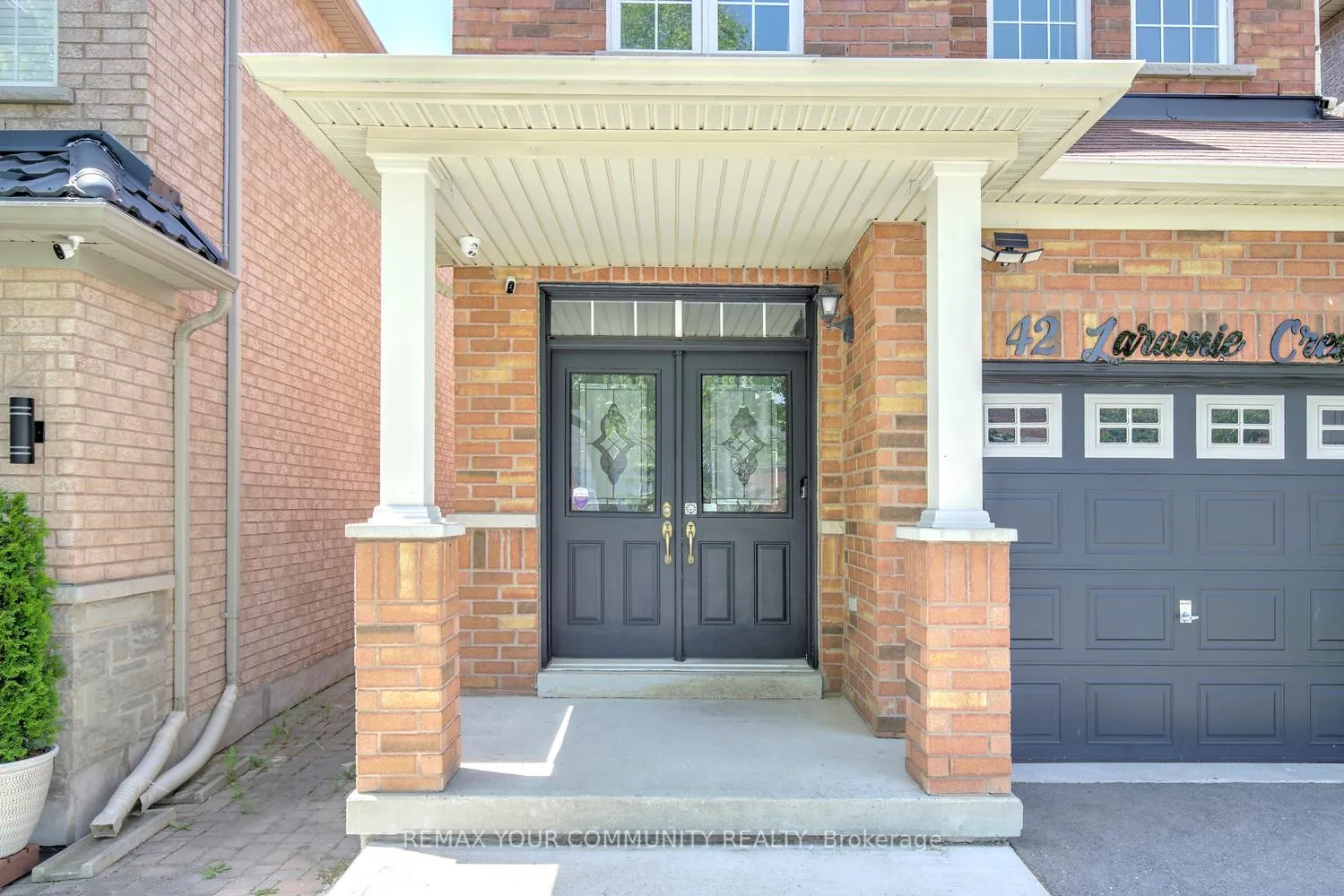 Photo 2 of 42 Laramie Crescent, Vaughan, Patterson — HOMEH
