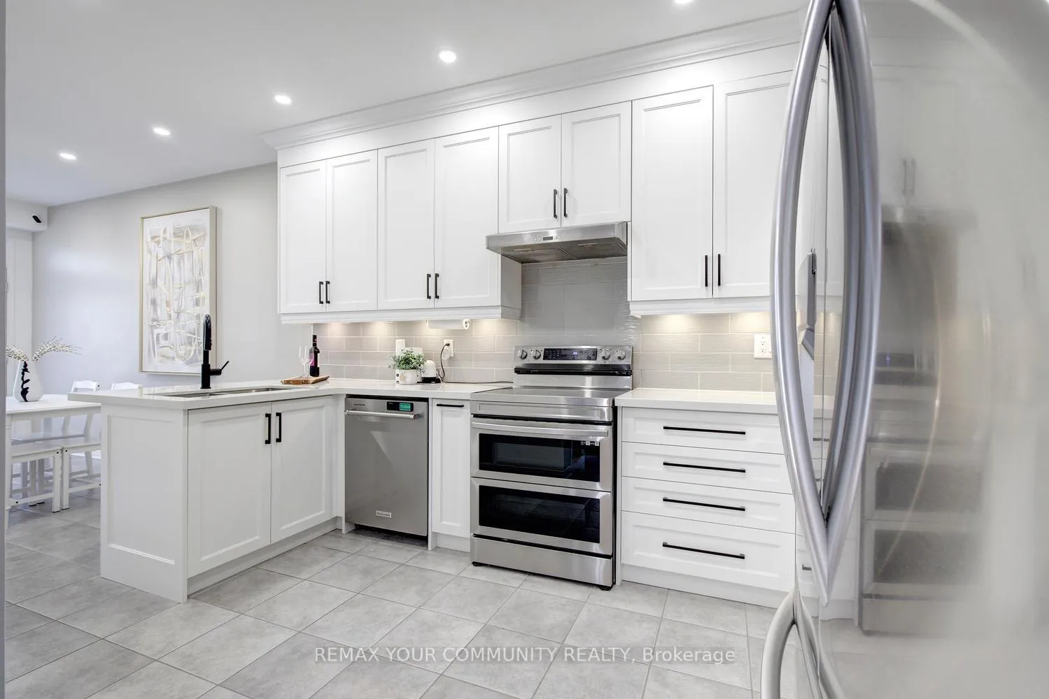 Photo 3 of 42 Laramie Crescent, Vaughan, Patterson — HOMEH
