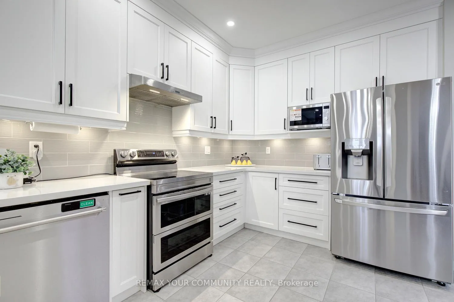 Photo 4 of 42 Laramie Crescent, Vaughan, Patterson — HOMEH