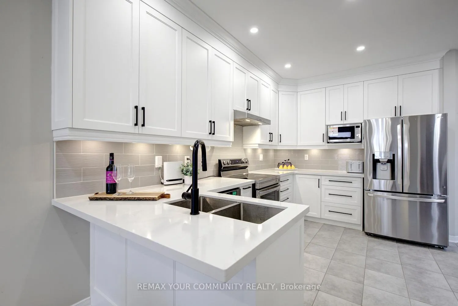 Photo 5 of 42 Laramie Crescent, Vaughan, Patterson — HOMEH