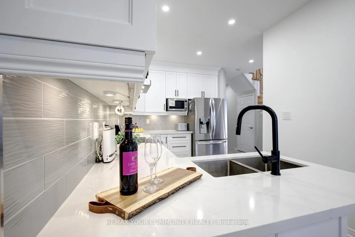 Photo 6 of 42 Laramie Crescent, Vaughan, Patterson — HOMEH