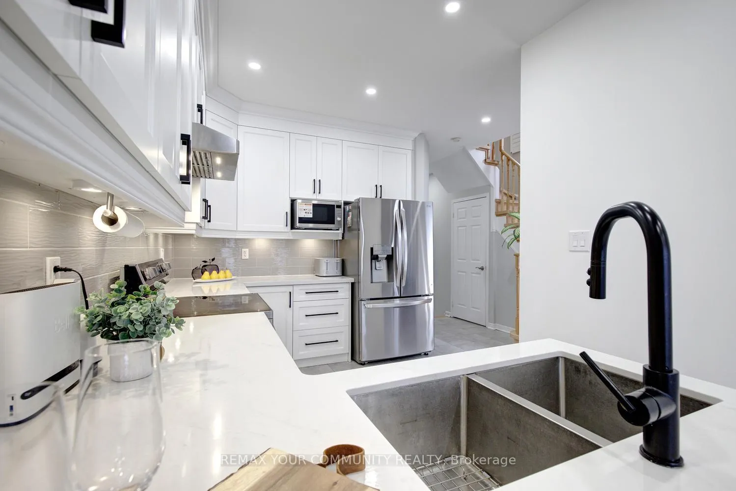 Photo 7 of 42 Laramie Crescent, Vaughan, Patterson — HOMEH