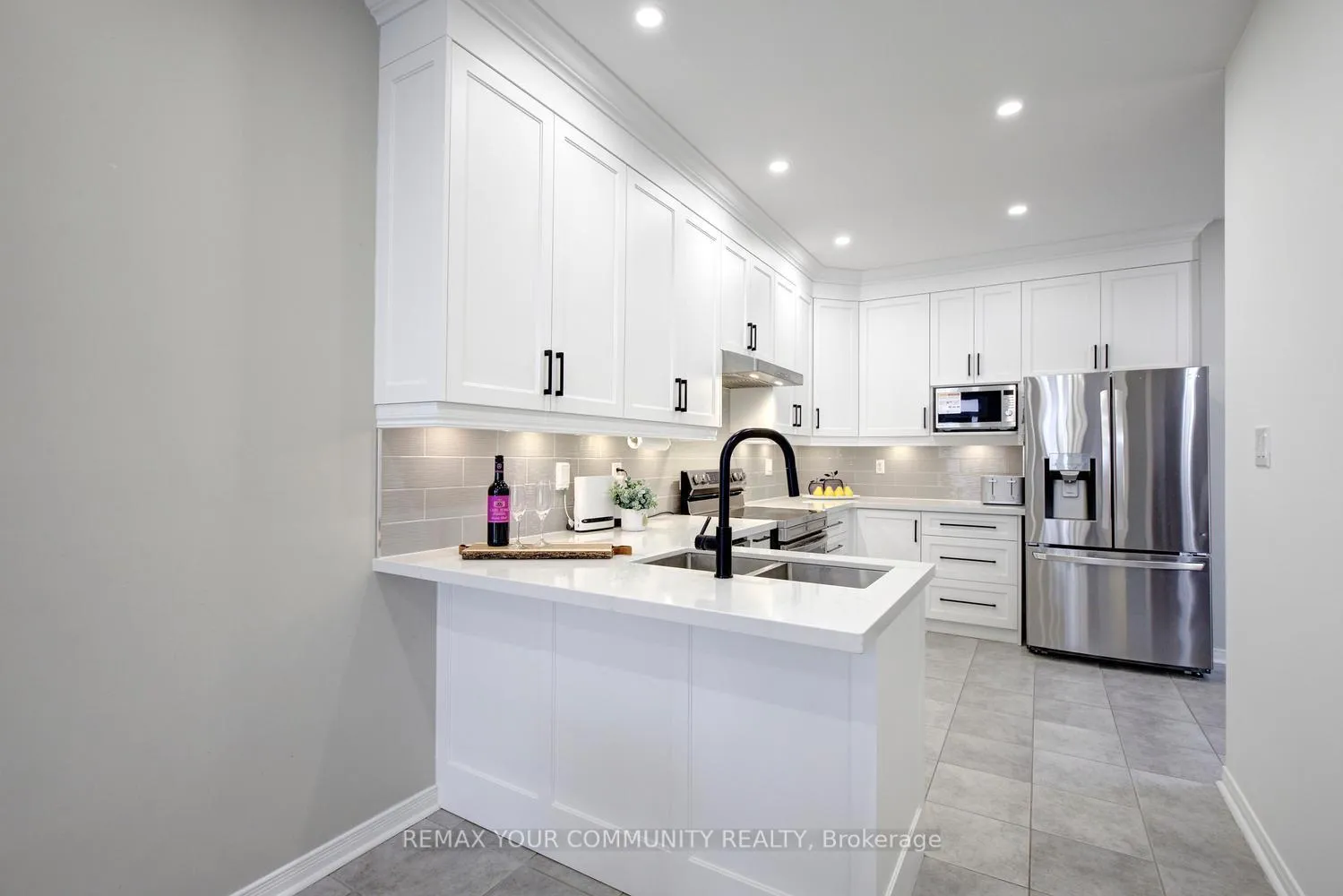 Photo 8 of 42 Laramie Crescent, Vaughan, Patterson — HOMEH