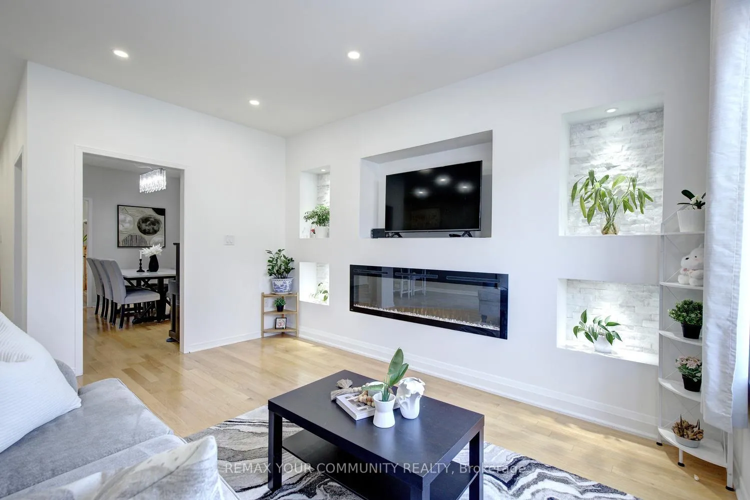 Photo 24 of 42 Laramie Crescent, Vaughan, Patterson — HOMEH